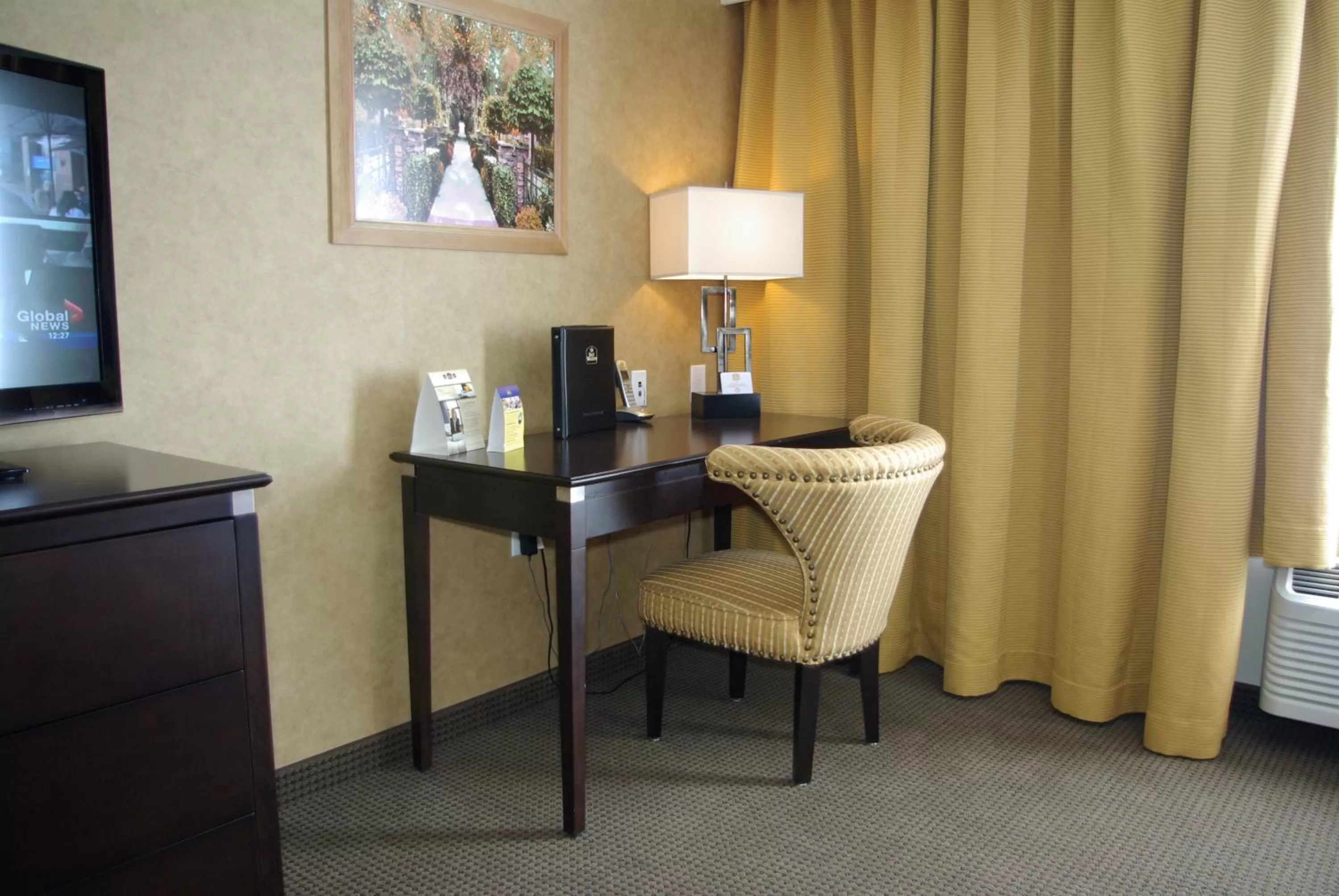 Queen Room - Disability Access in Camrose Resort Hotel