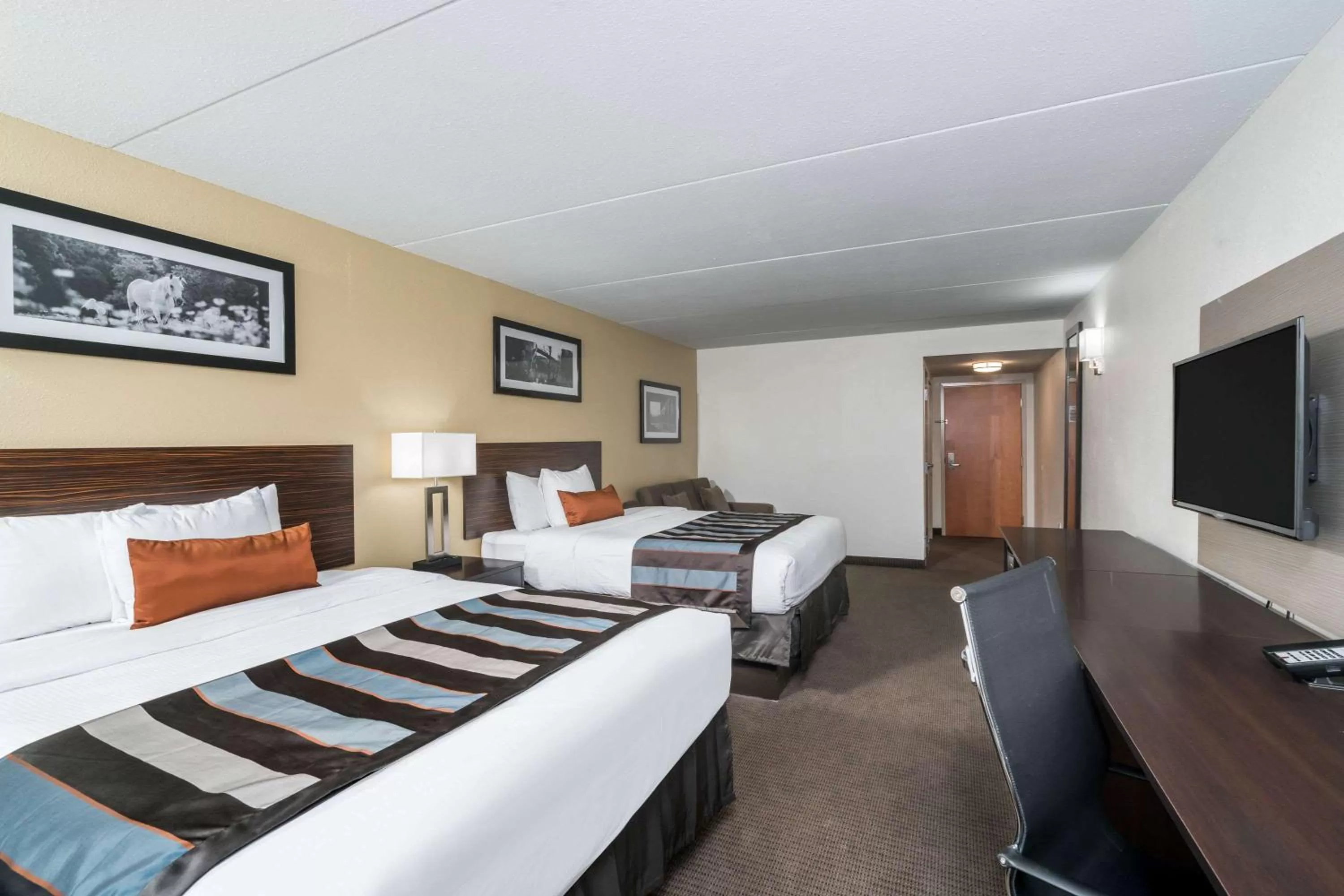 Photo of the whole room in Wingate by Wyndham Bowling Green