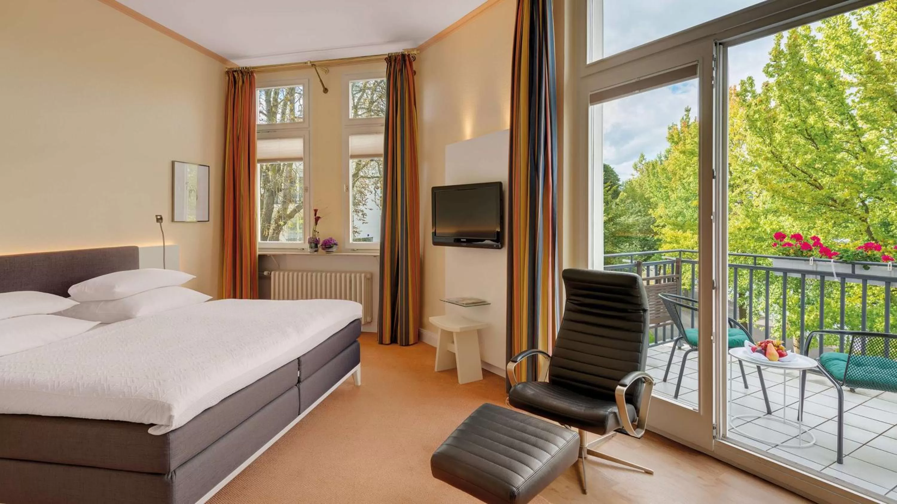 Bedroom, Bed in Rheinhotel Dreesen