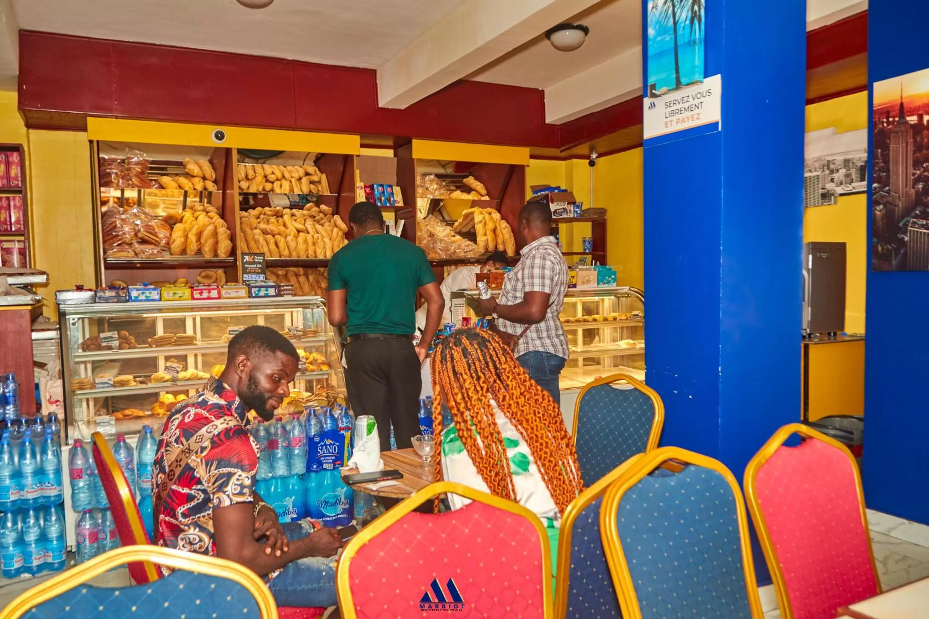 Restaurant/places to eat in Marriot Metropolitan Hotel