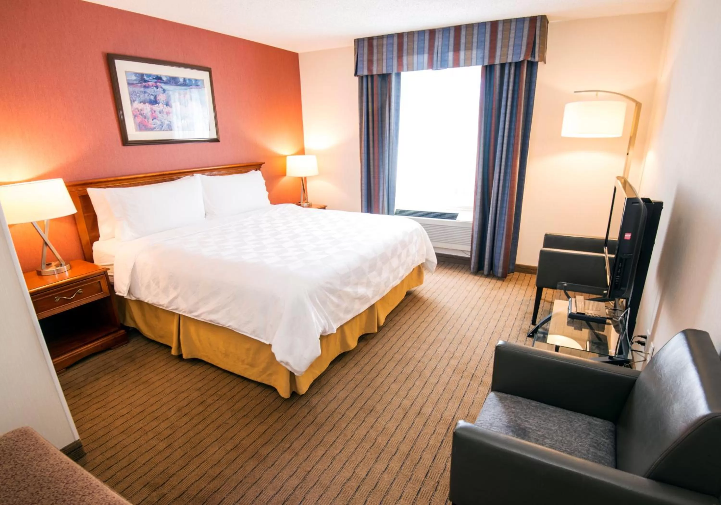 Photo of the whole room, Bed in Holiday Inn Hinton by IHG