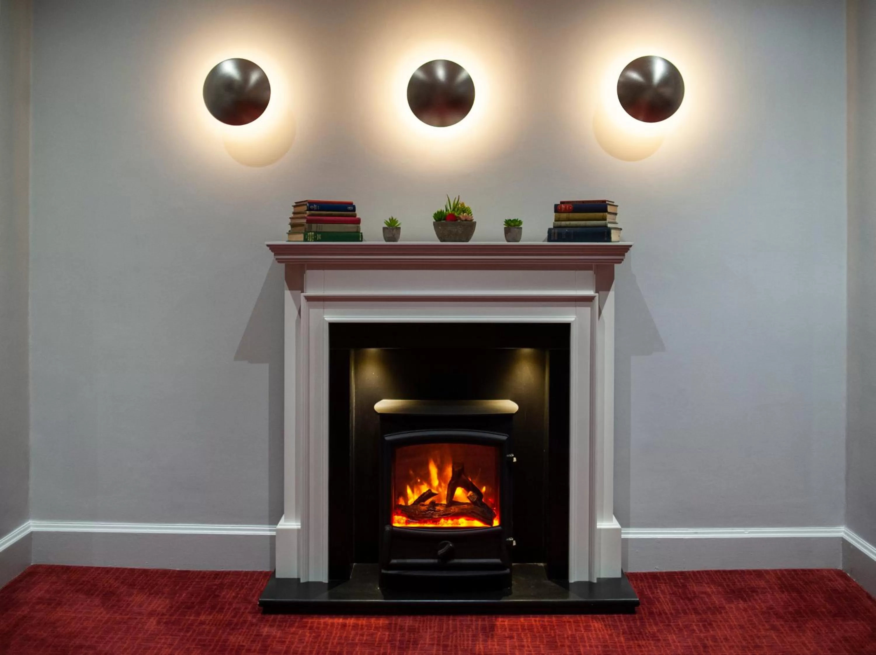 Communal lounge/ TV room in Mercure Telford Centre Hotel