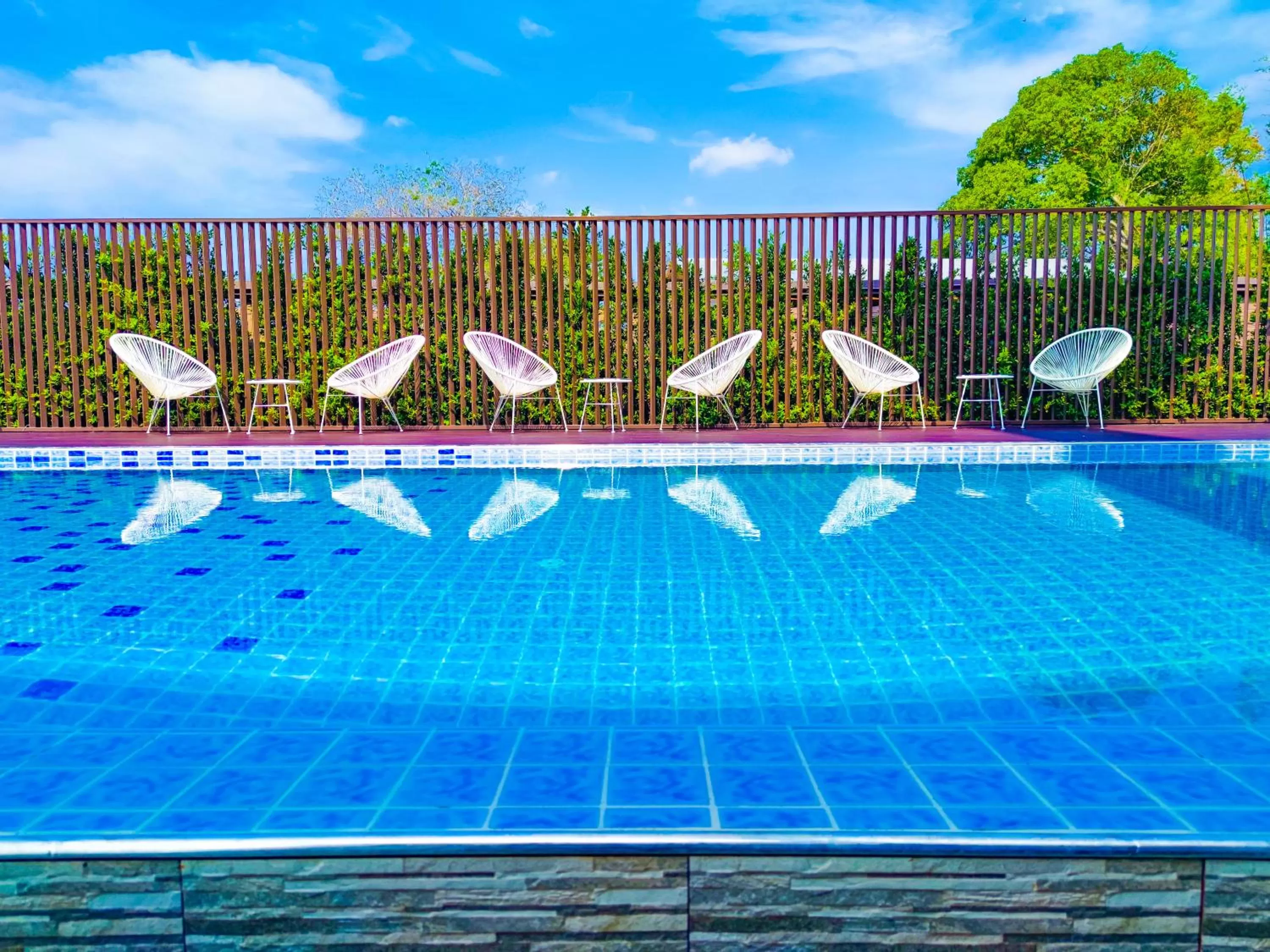 Swimming pool in Lueangchan Orchid Hotel