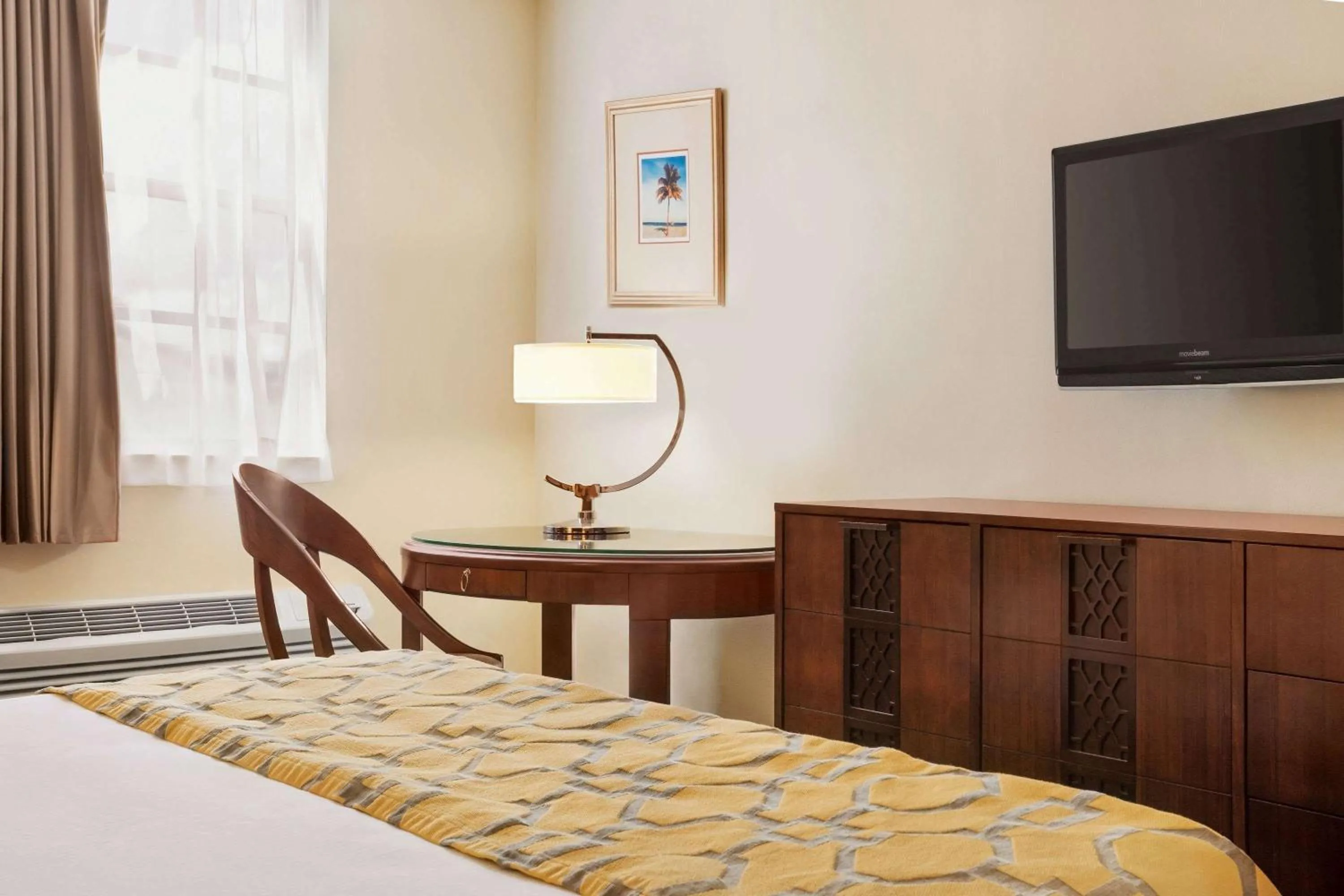 Photo of the whole room, TV/Entertainment Center in Baymont by Wyndham Florida City