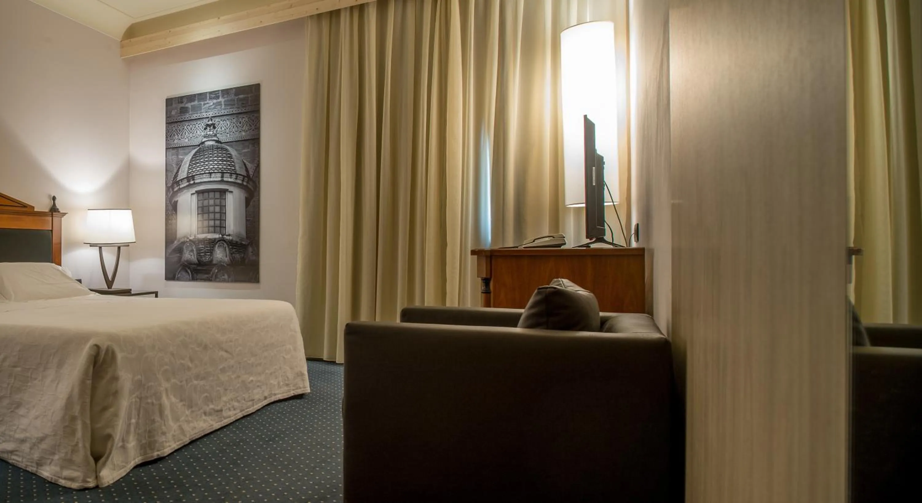 Photo of the whole room, Bed in Hotel Federico II Central Palace