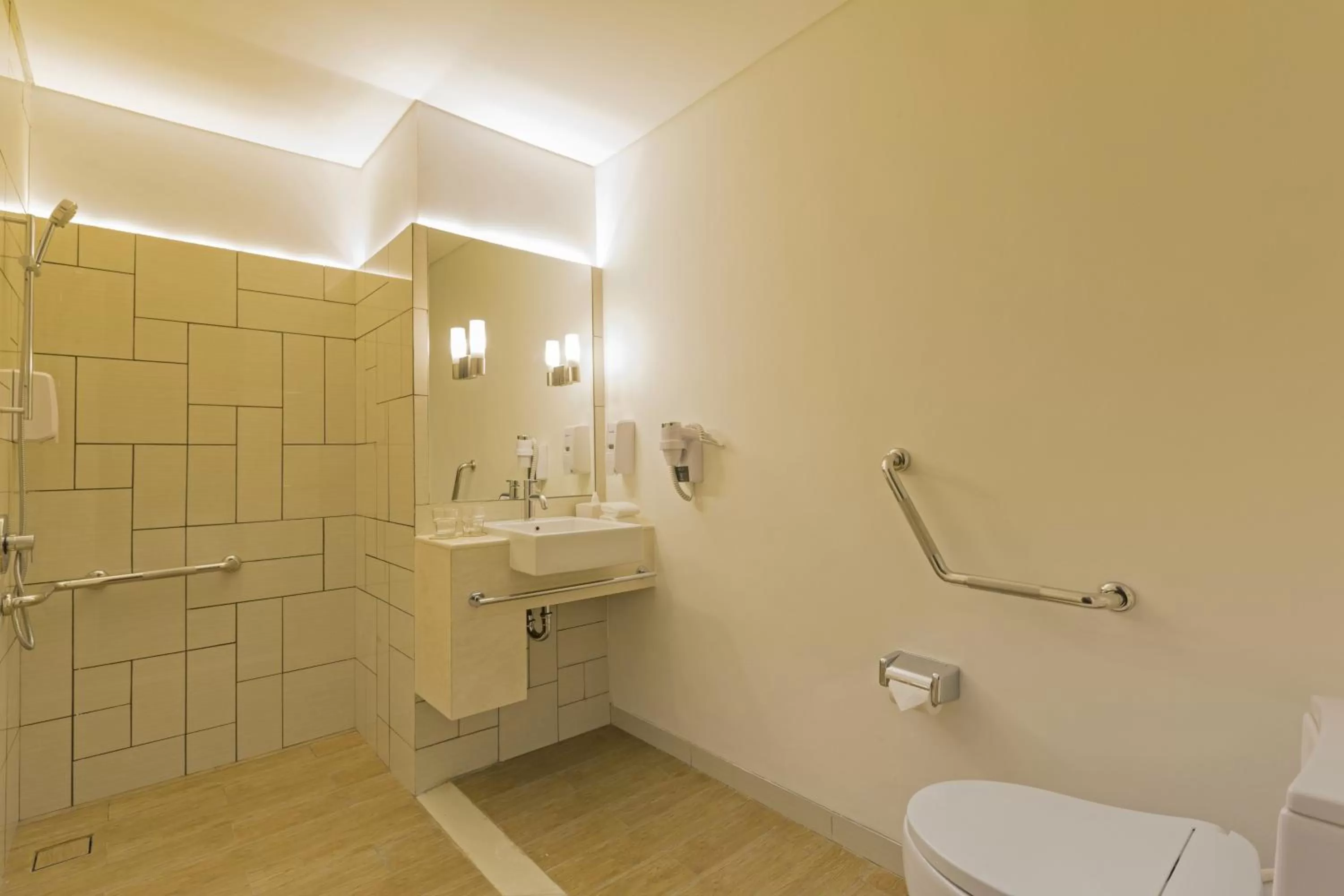 Shower in Holiday Inn Express Jakarta Pluit Citygate by IHG