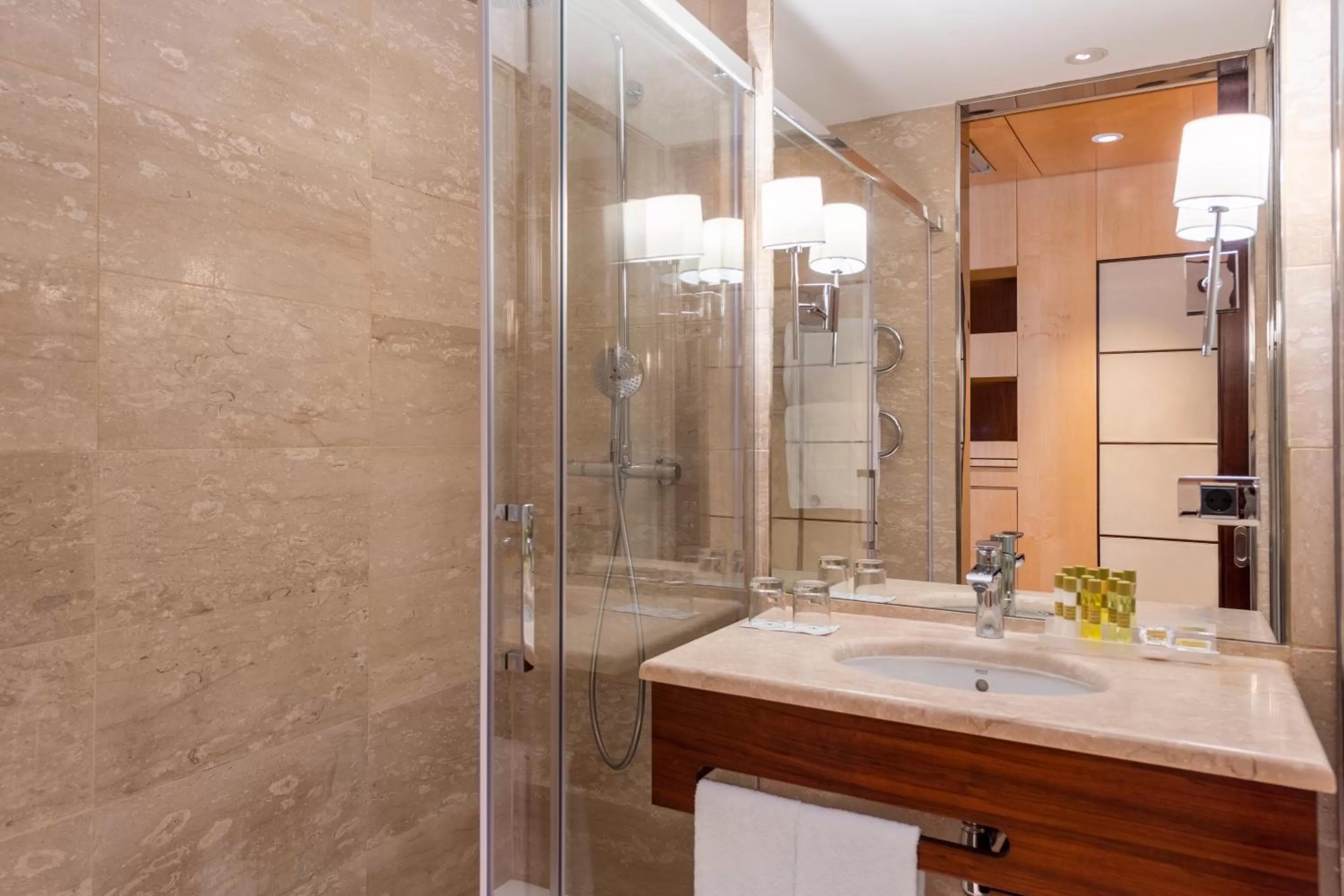 Shower in Eurostars Gran Valencia