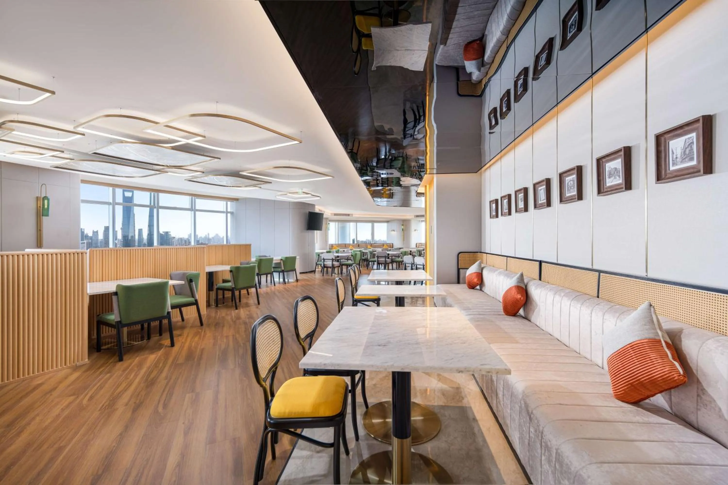 Lounge or bar in Hilton Garden Inn Shanghai Lujiazui