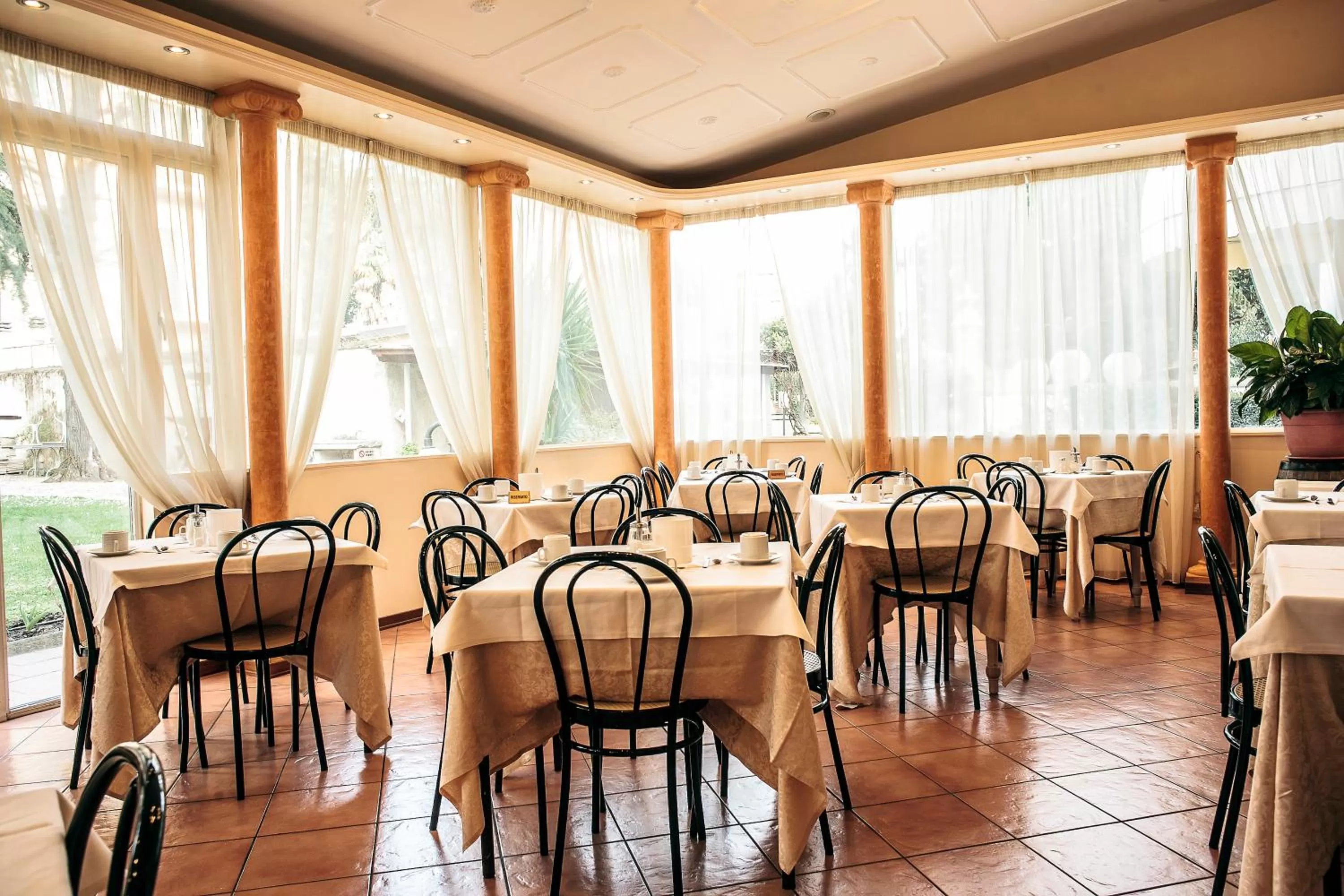 Restaurant/places to eat in Villa Royal