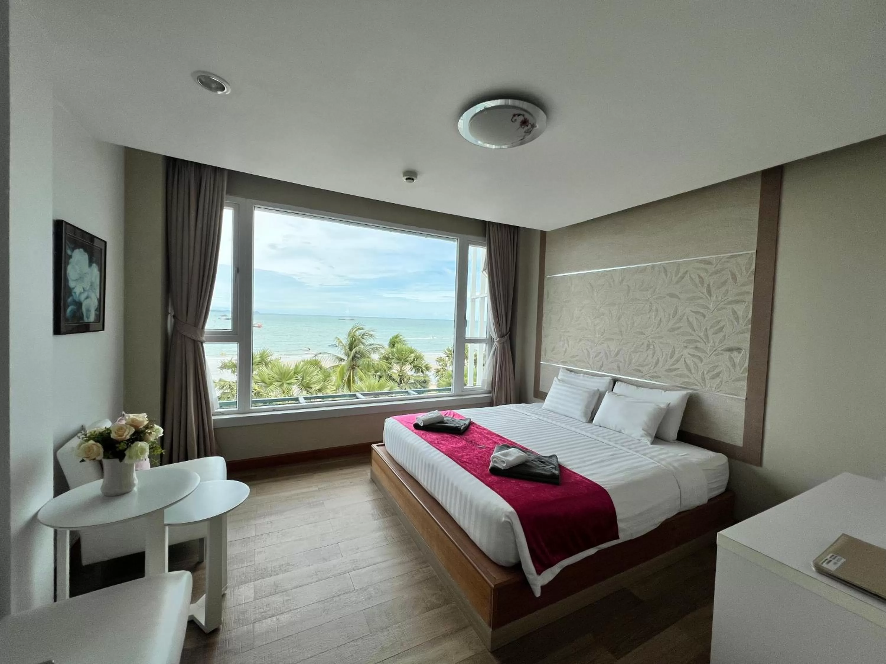 Sea view, Bed in The Beach Front Resort, Pattaya