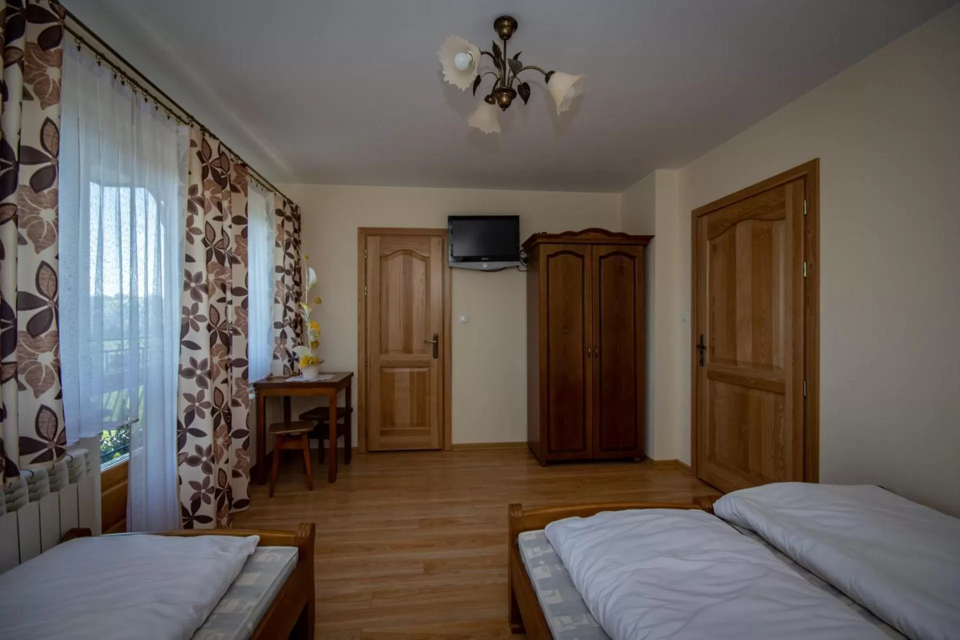 Photo of the whole room, Bed in Podhalanski Dworek z Jacuzzi