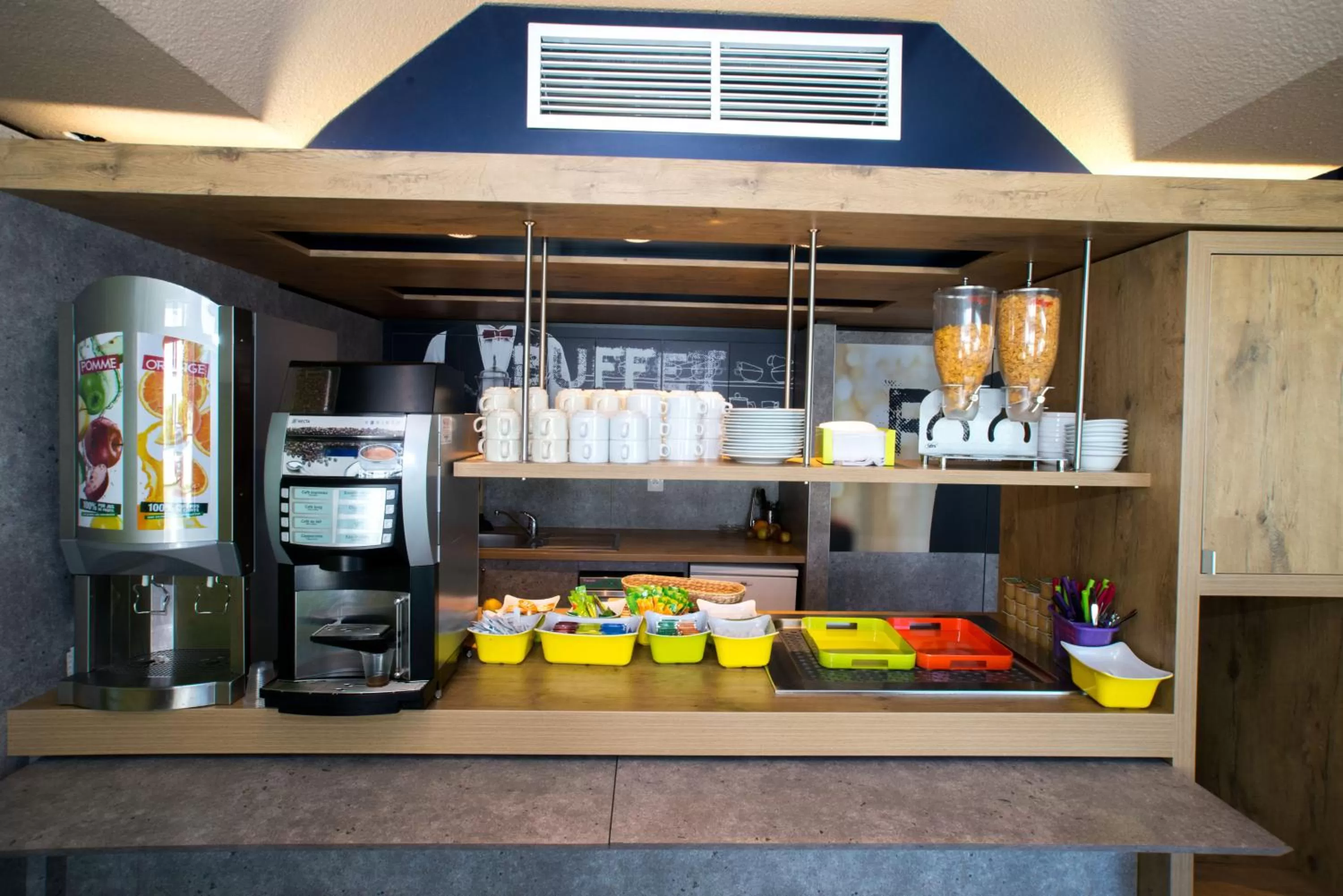 Dining area in ibis budget Strasbourg La Vigie