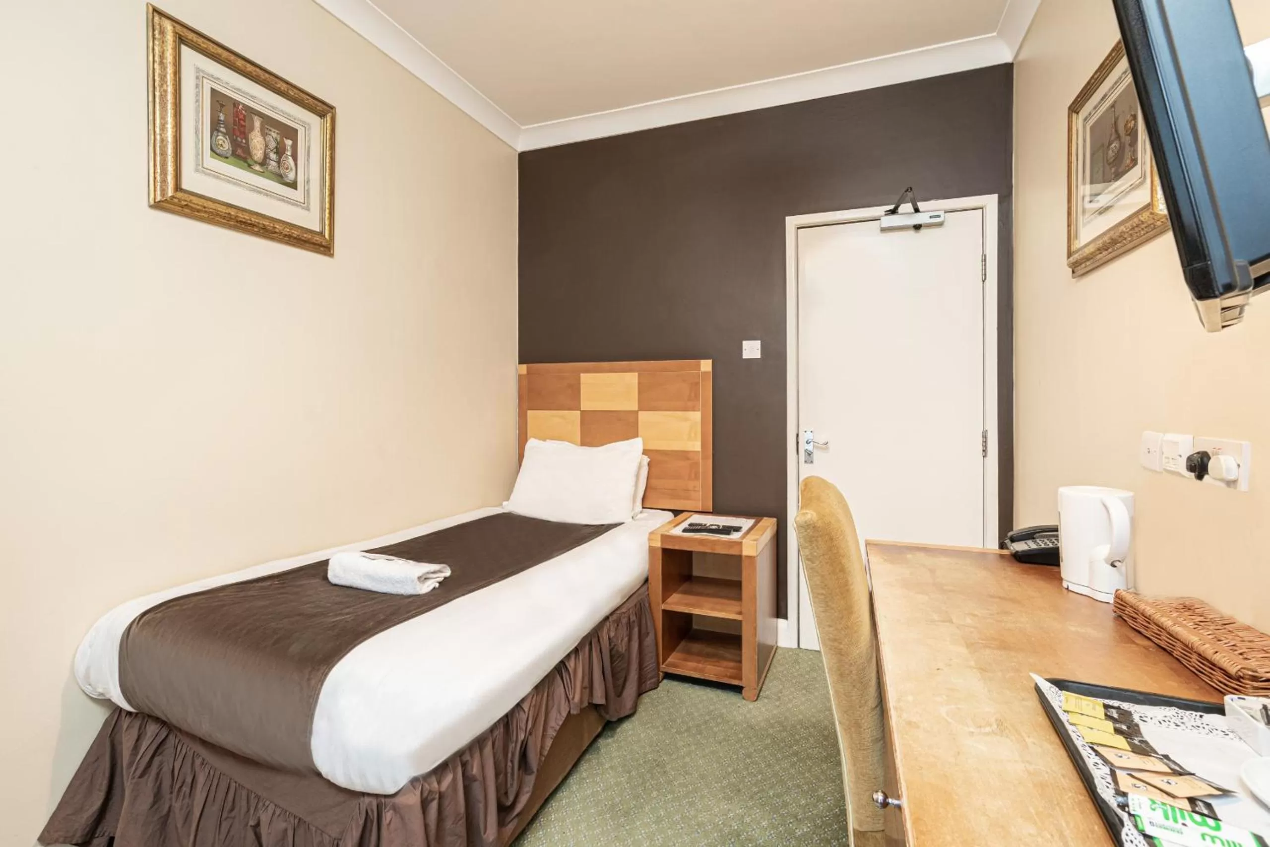 Bedroom, Bed in Barrington Lodge