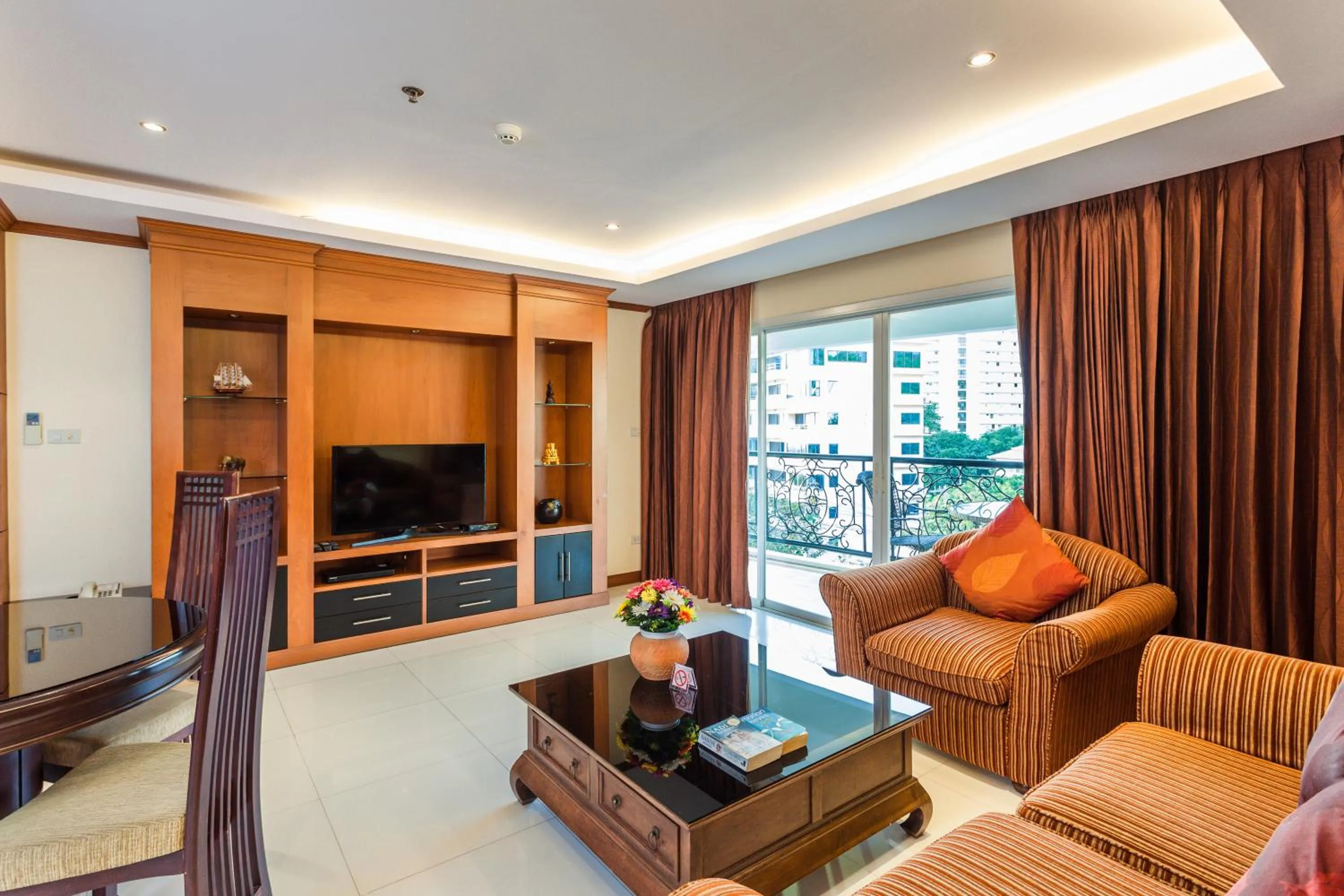 Communal lounge/ TV room in Tara Court Hotel