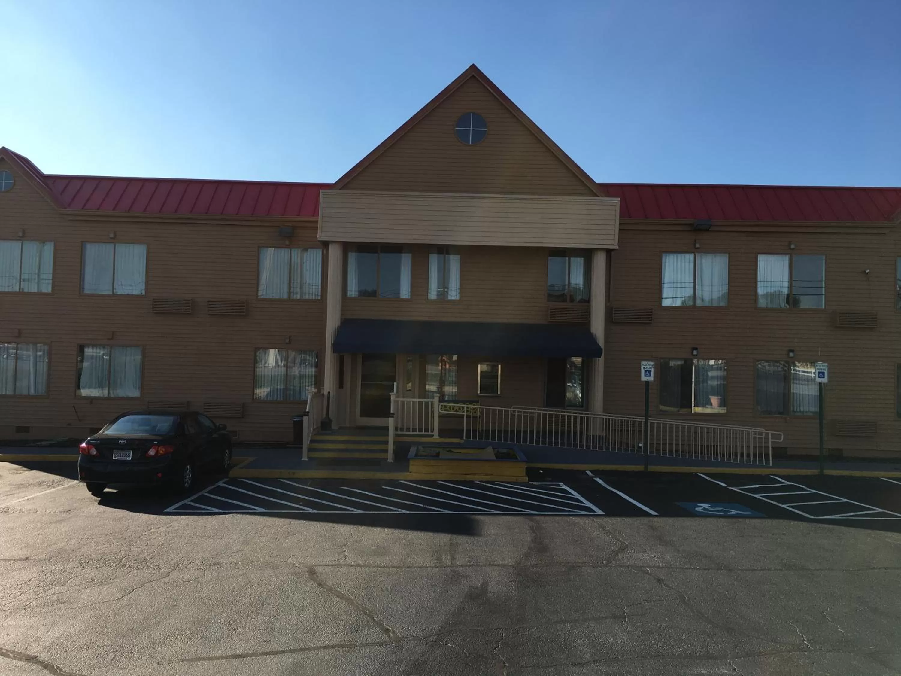 Property building in Days Inn by Wyndham Thomson