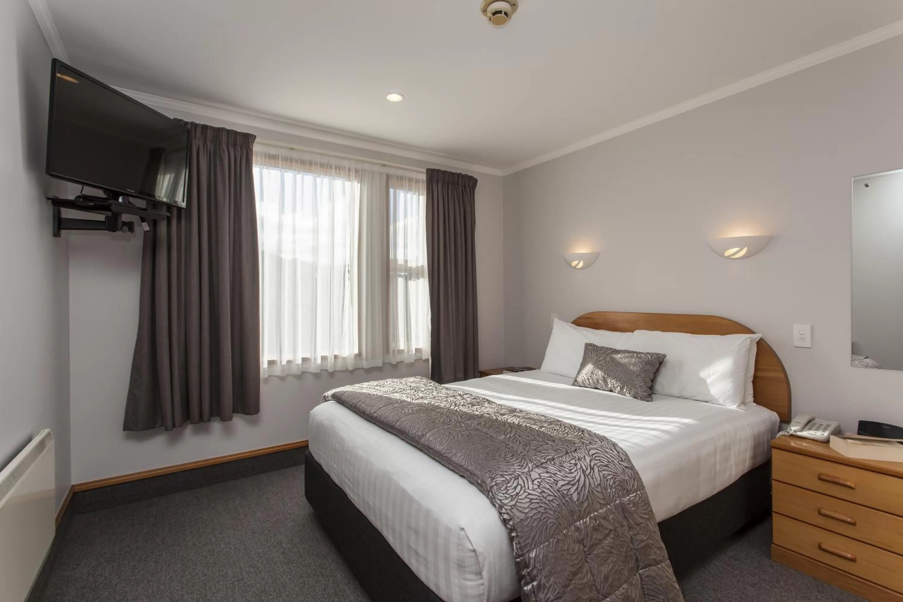 Day, Bed in Amross Motel