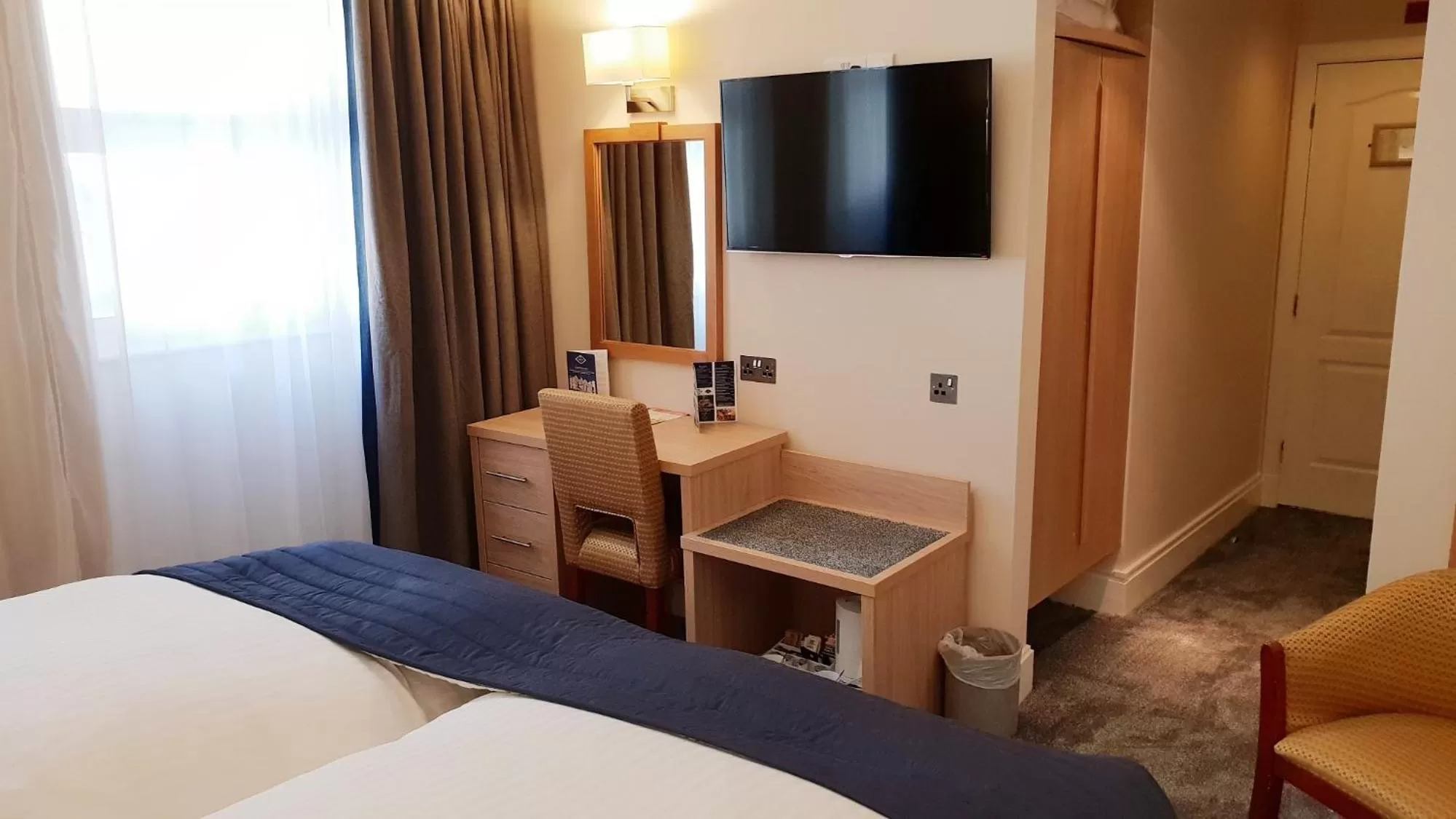 Photo of the whole room, Bed in The Empress Hotel