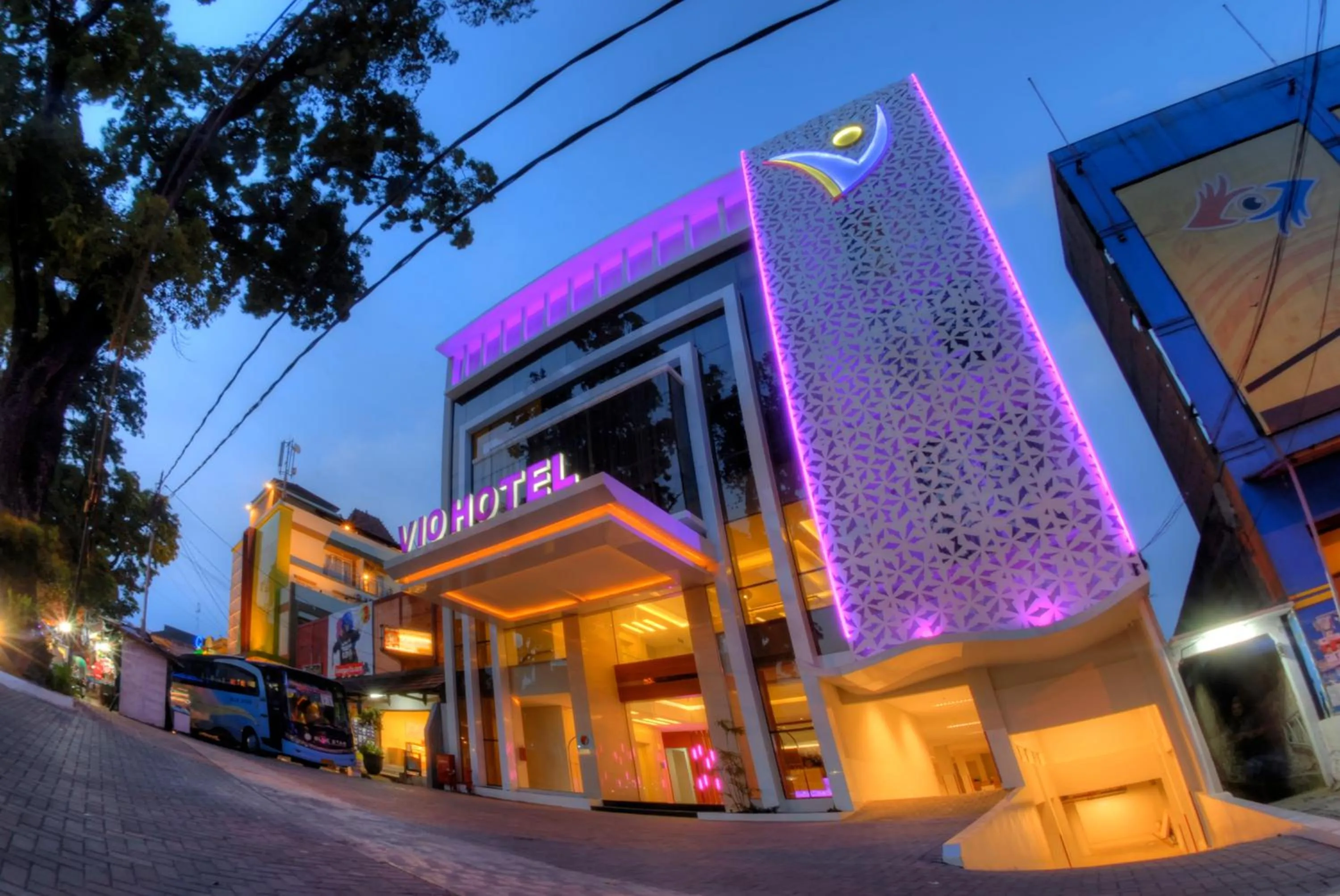 Facade/entrance in Vio Cihampelas