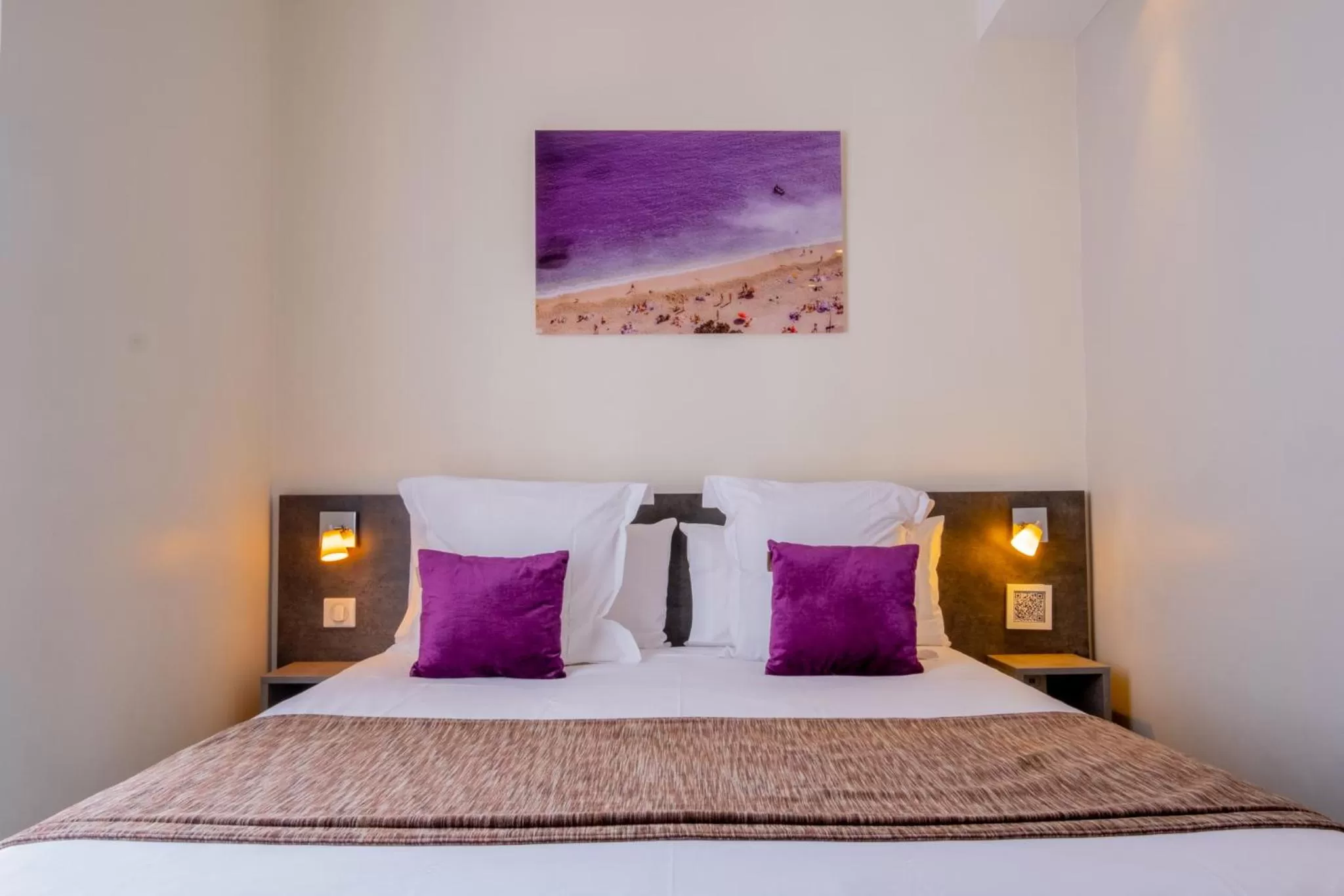 Bed in Hôtel de la Fontaine