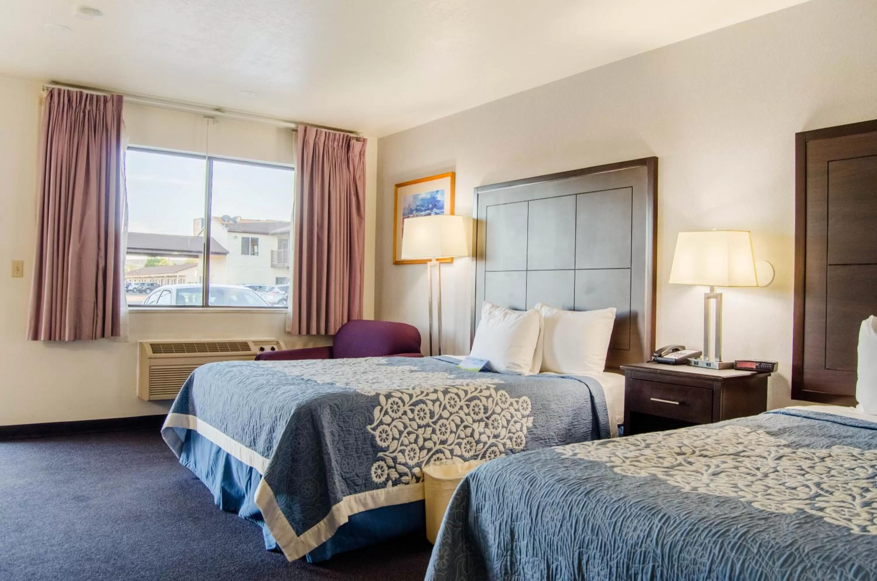 Bed in Econo Lodge Panguitch near Bryce Canyon