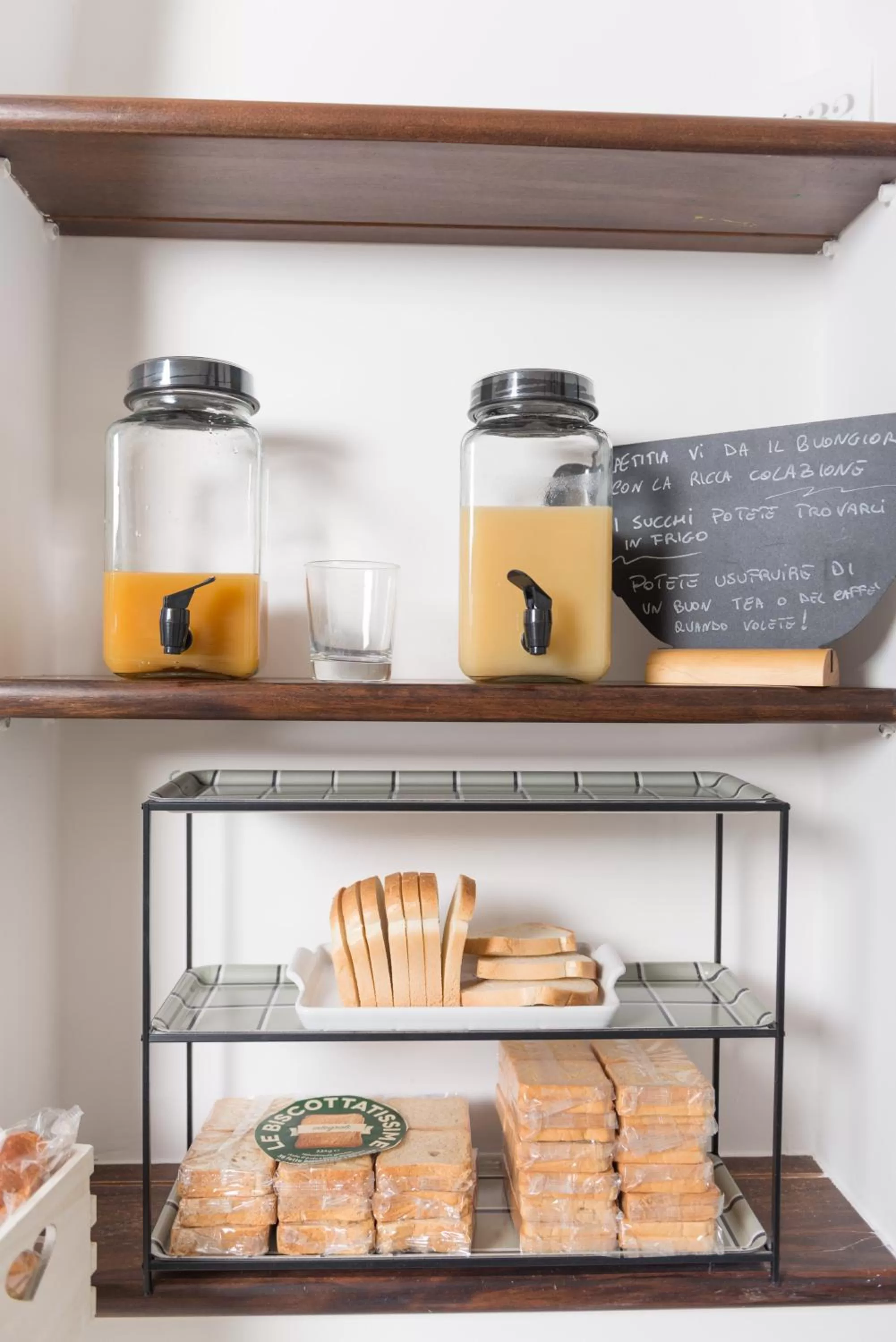 Coffee/tea facilities in Suite room