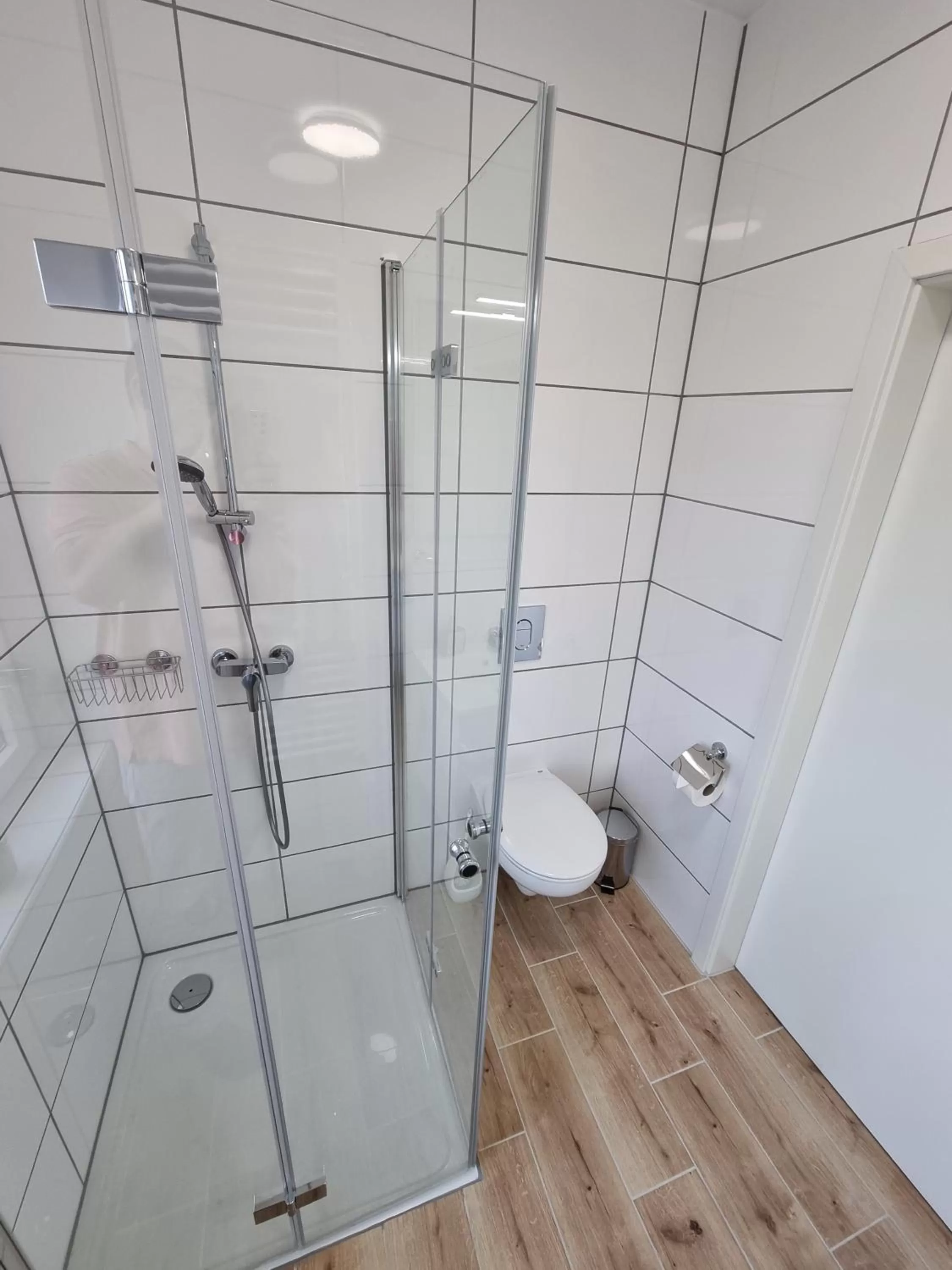 Shower in Gästehaus Grunewald Bed & Breakfast