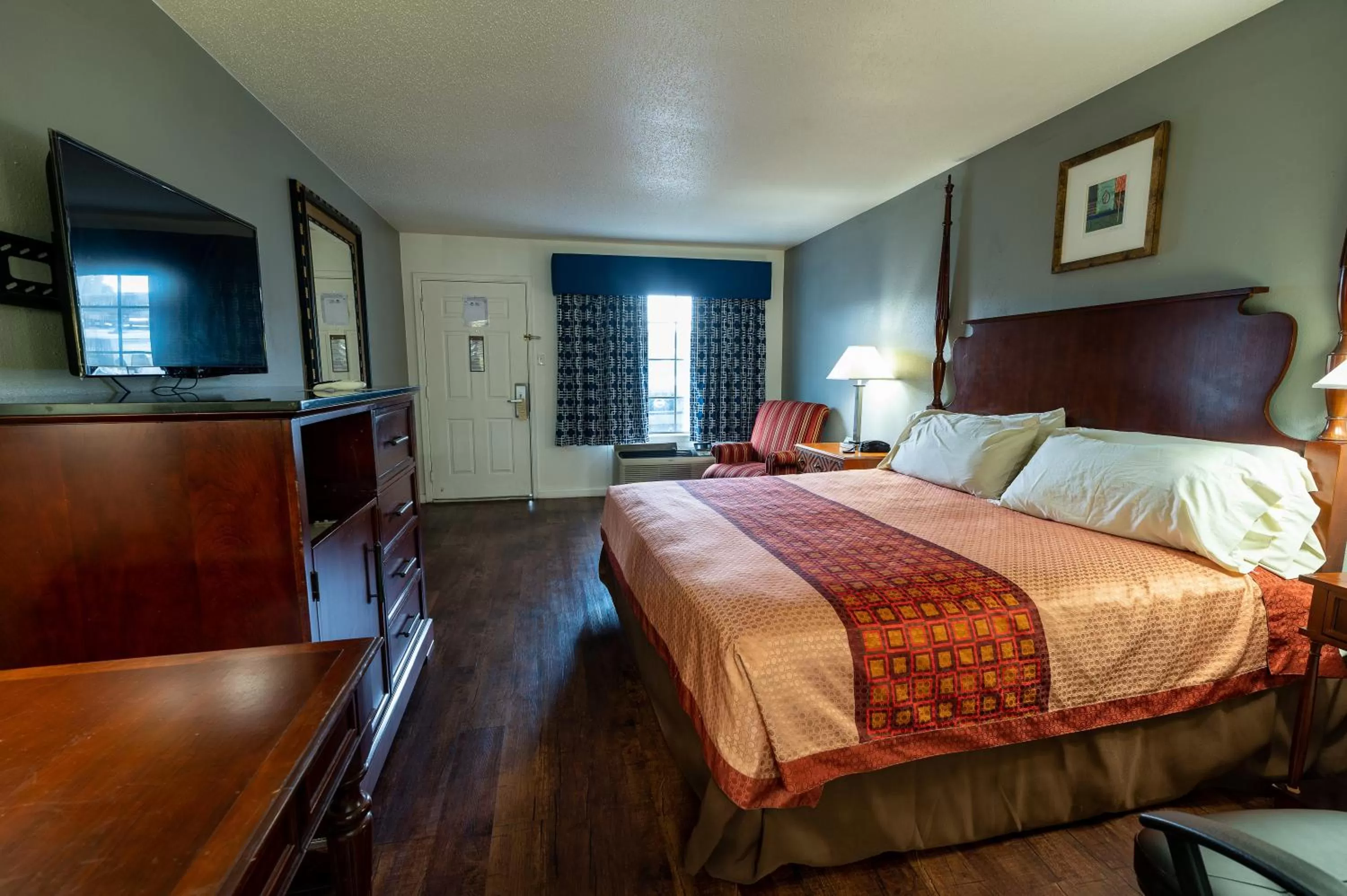 Bed in American Inn & Suites Russellville