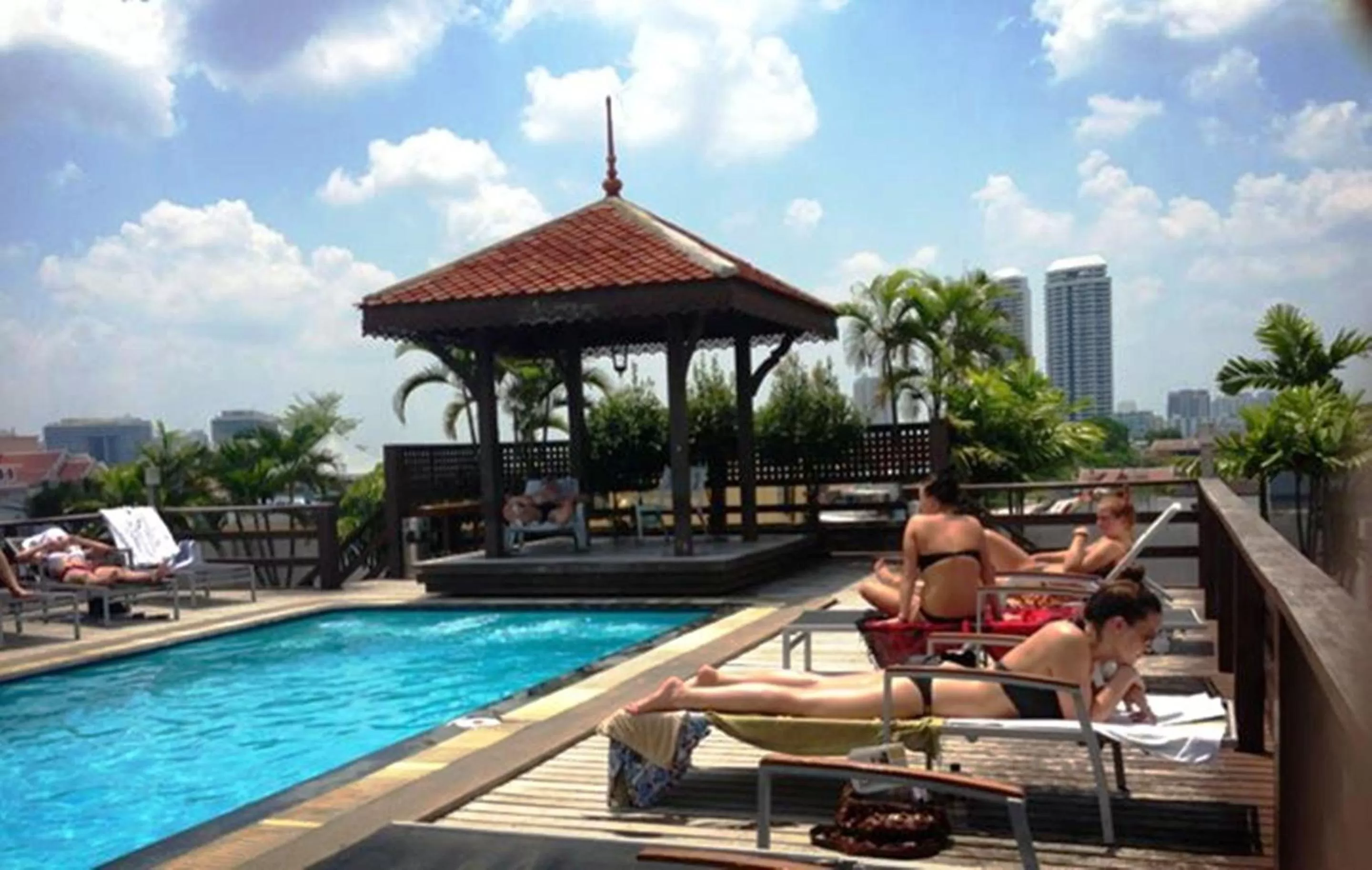 Swimming pool in Khaosan Palace Hotel