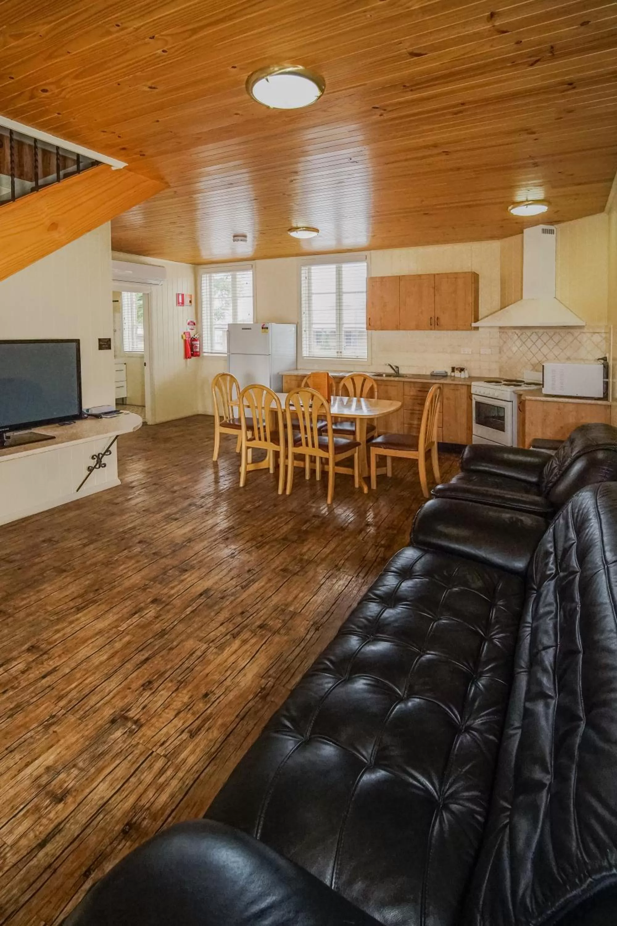 Three-Bedroom Villa - Split Level in Black Gold Motel