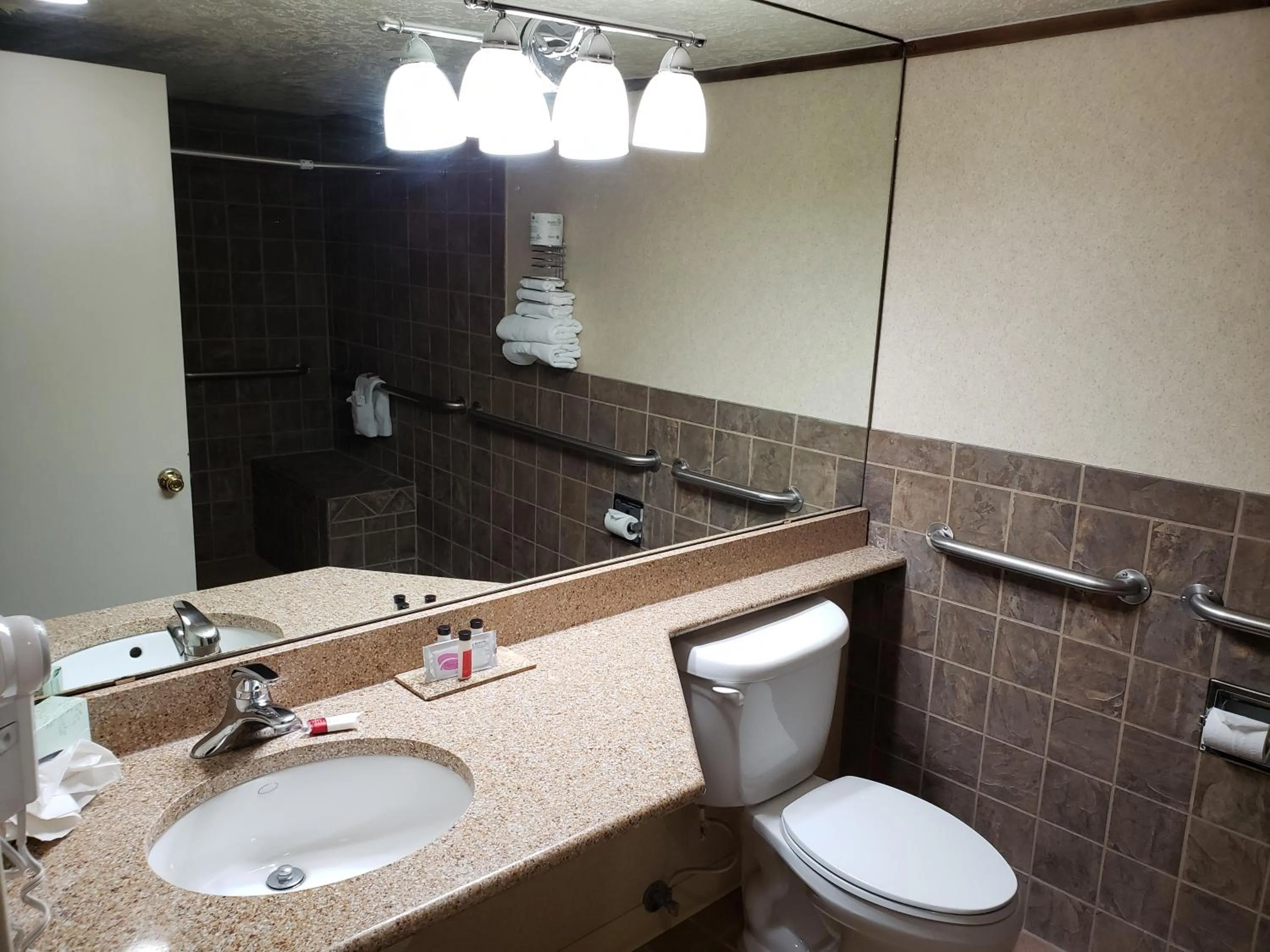 Bathroom in Howard Johnson by Wyndham Albuquerque Midtown