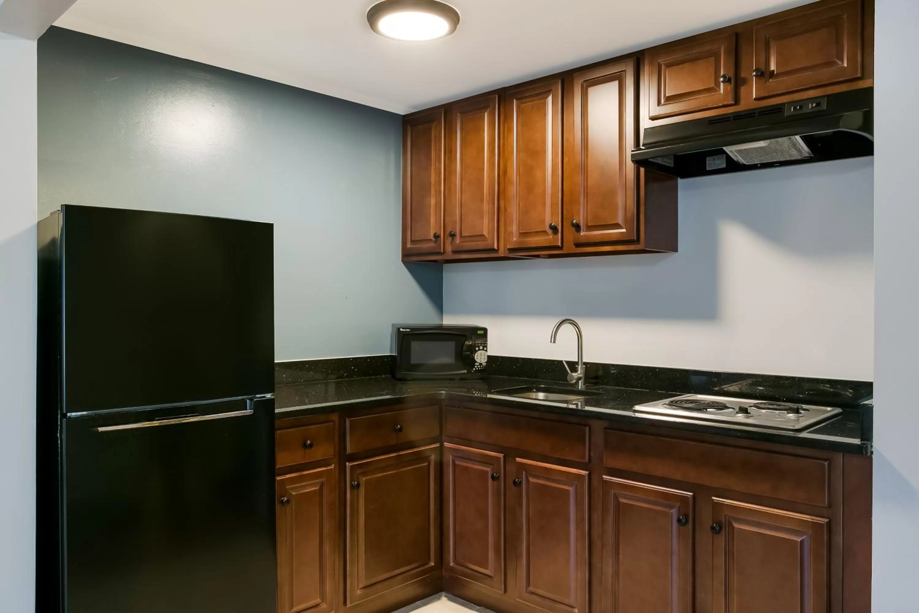 Kitchen or kitchenette in HomeTowne Studios by Red Roof Denver, PA