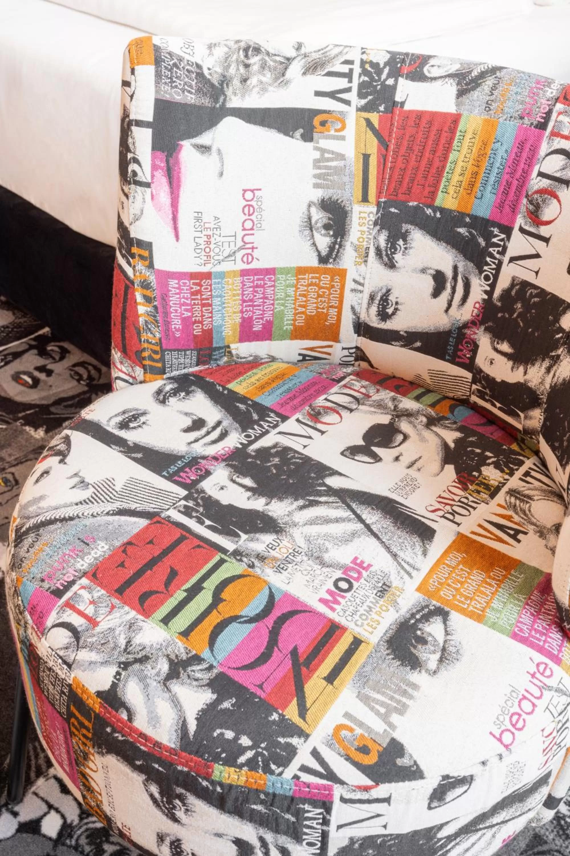 Seating area, Bed in Das Edlinger