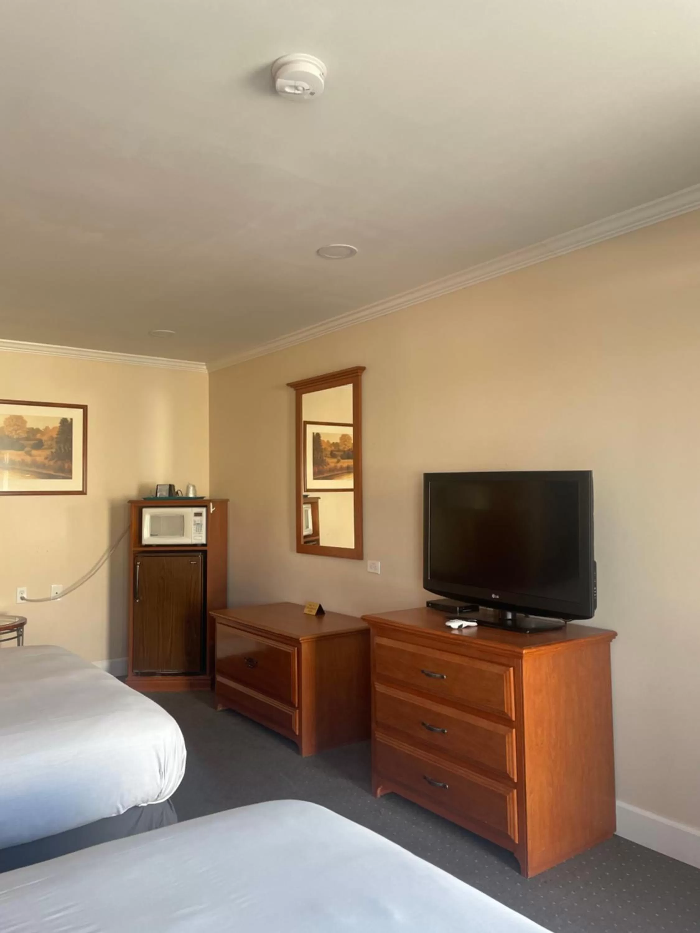 TV and multimedia, Bed in Howard Johnson by Wyndham Ridgecrest, CA