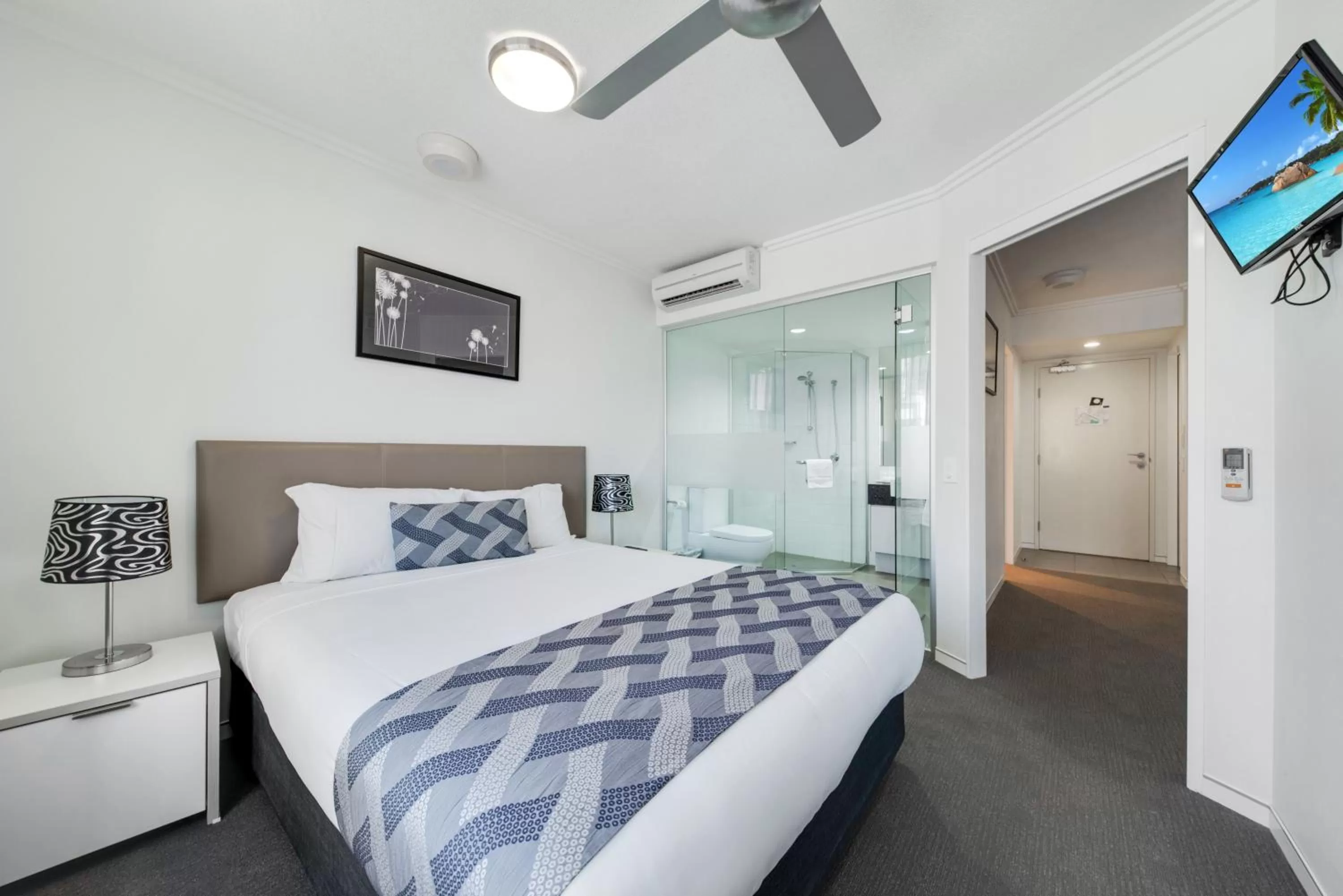 Shower, Bed in The Capitol Apartments