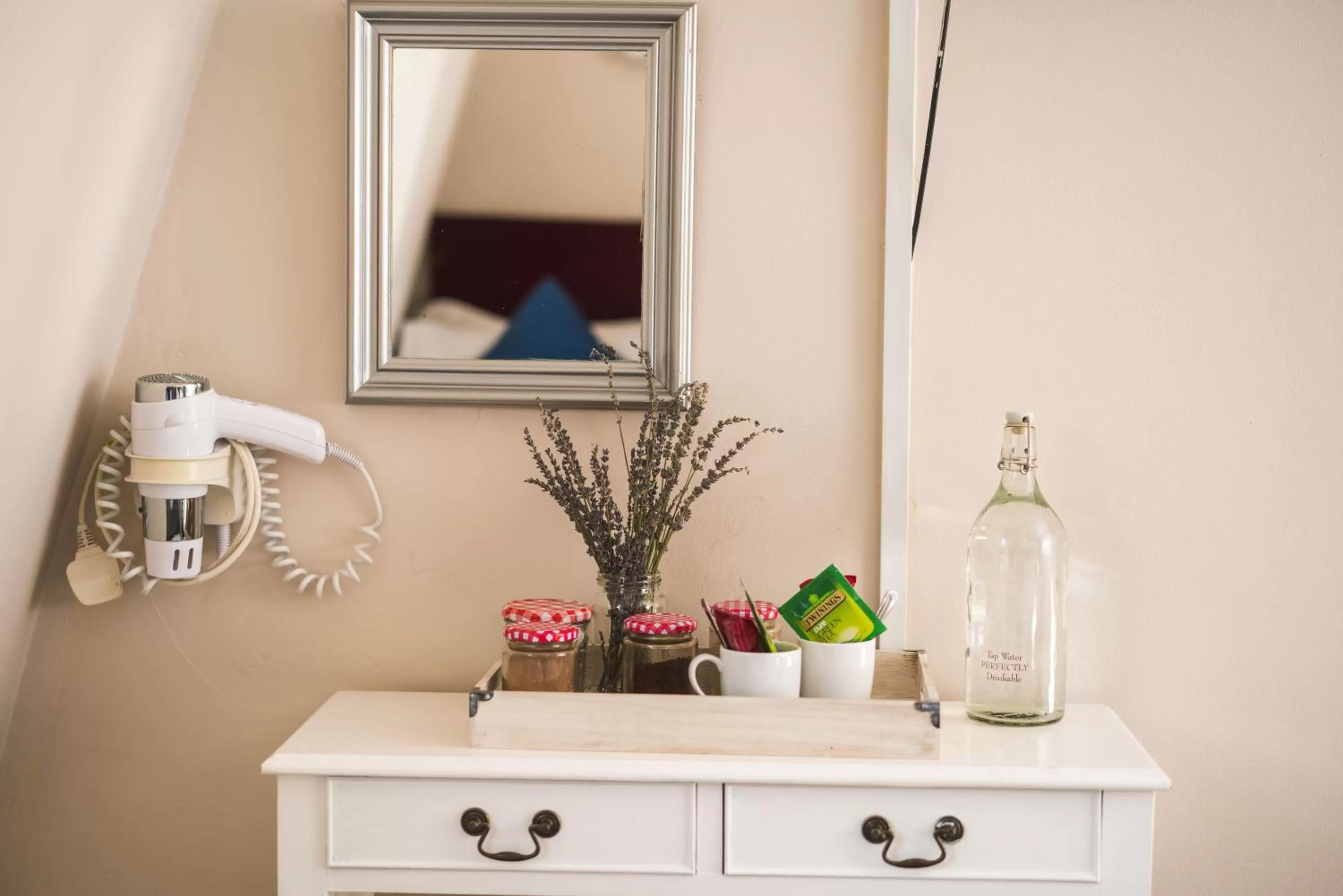 Coffee/tea facilities in The Henry Guest House