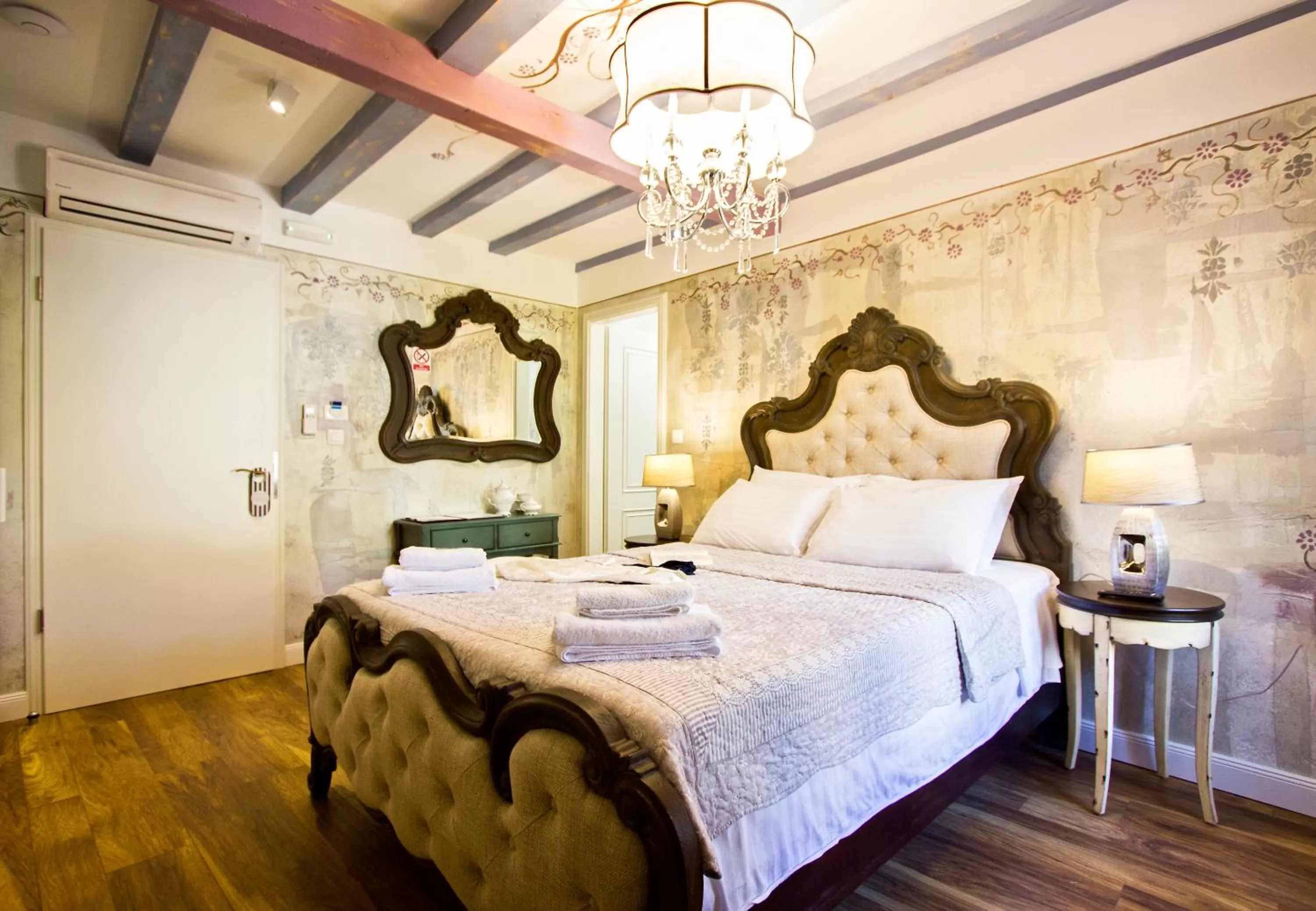 Bed in Plaza Marchi Old Town - MAG Quaint & Elegant Boutique Hotels