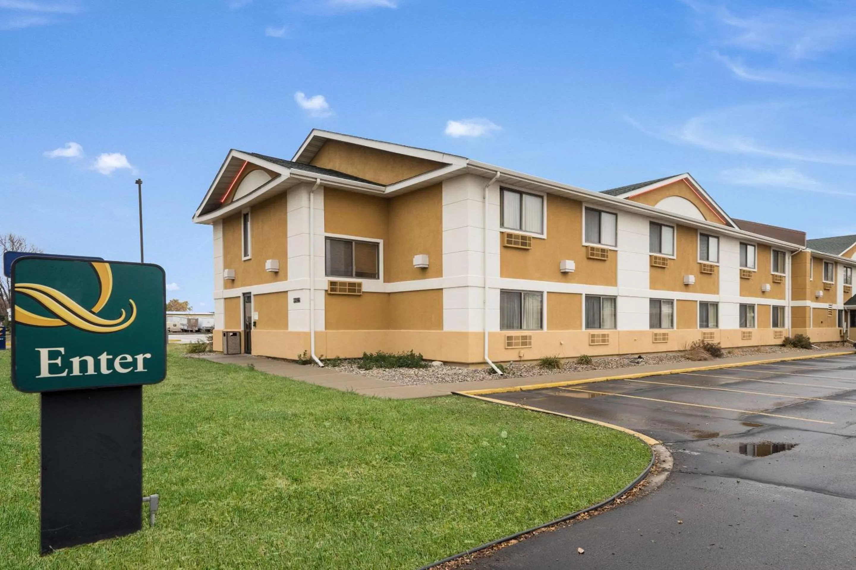 Property building in Quality Inn & Suites Sioux Falls South