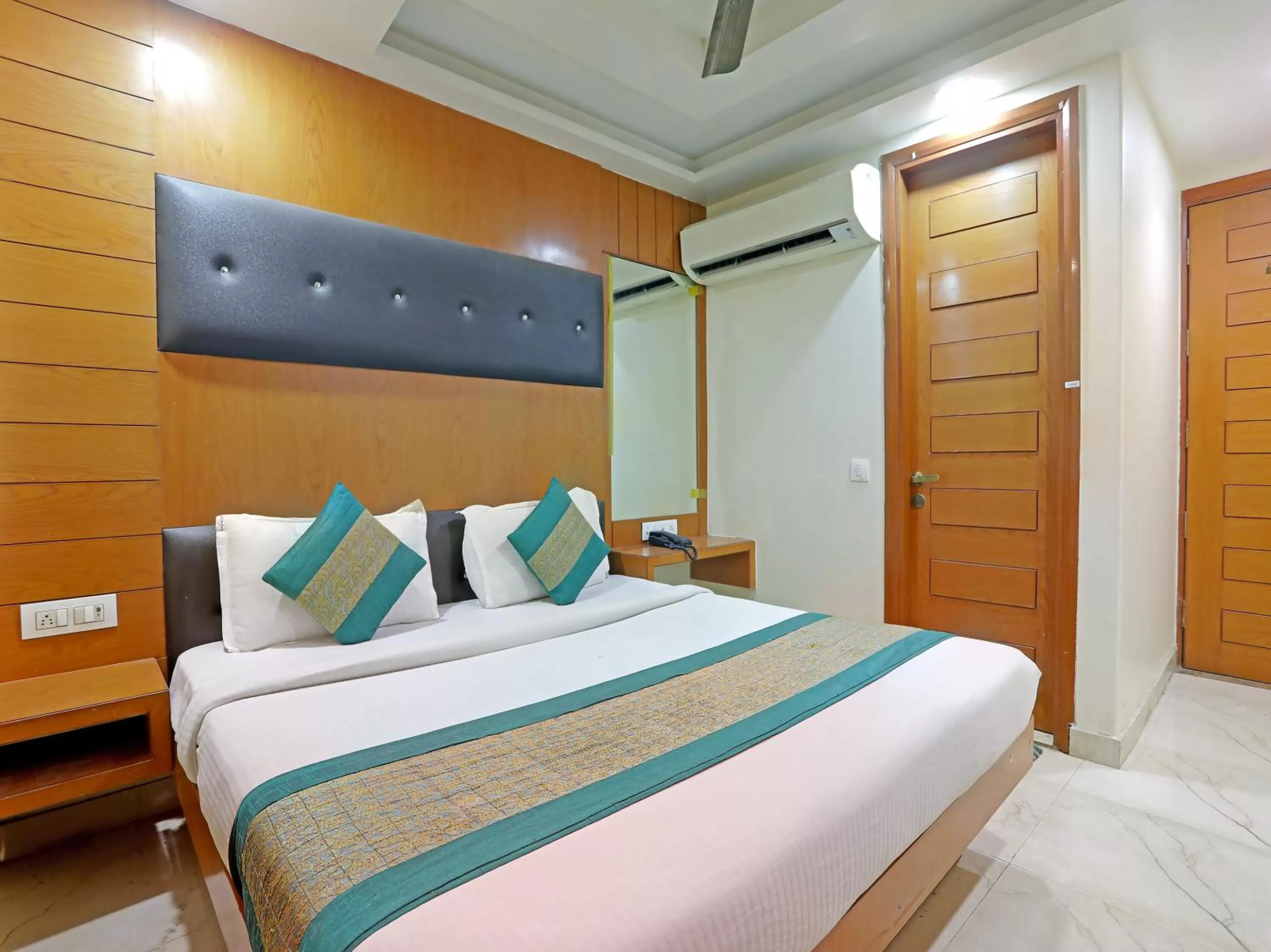 Bed in Tashkent Palace - Walk in from NDLS Station & RK Ashram Metro Station