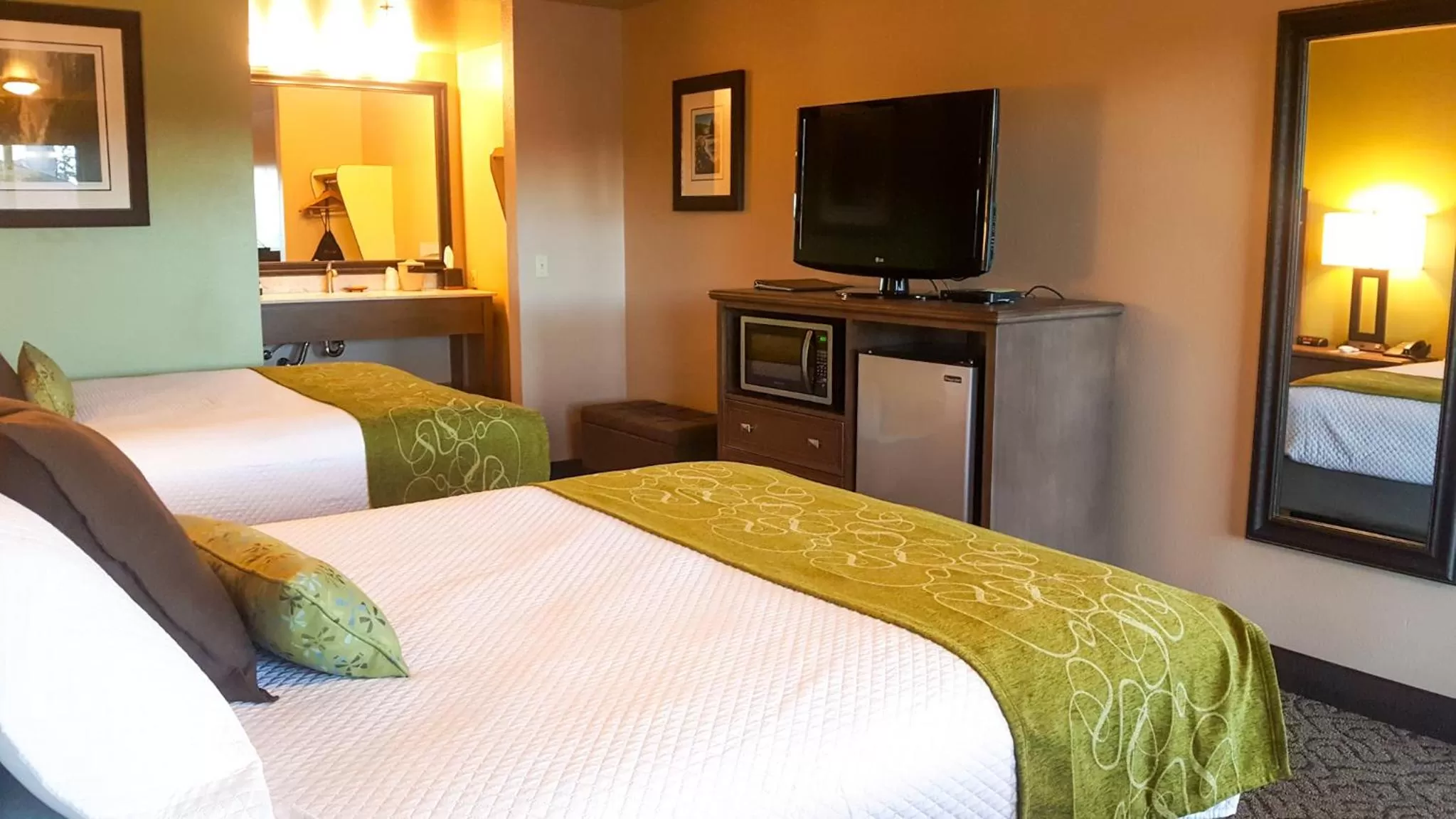 Bed in Pacific Inn Motel