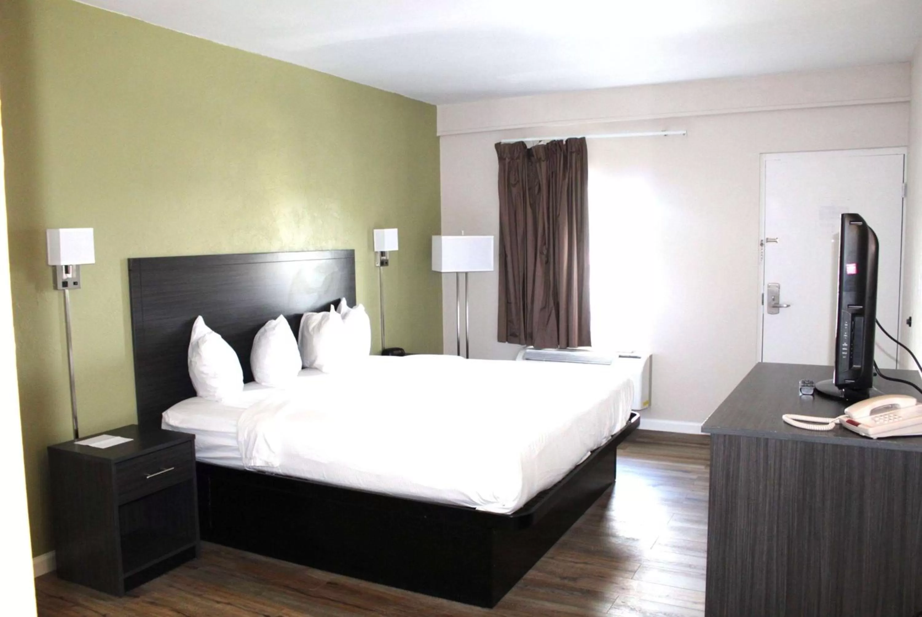 Photo of the whole room, Bed in Baymont by Wyndham Front Royal Near Shenandoah National Park