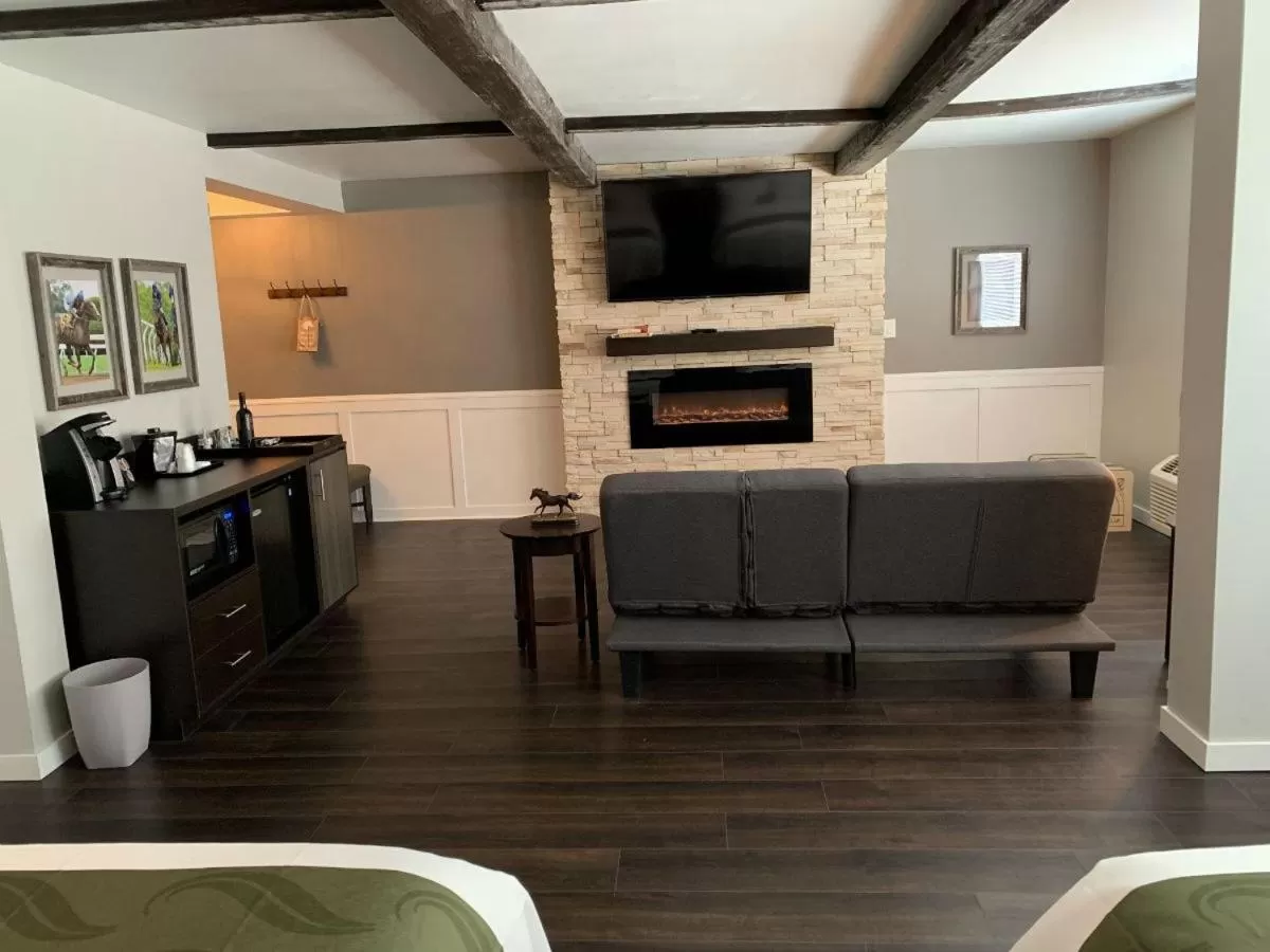 Cedar Stables Inn & Suites