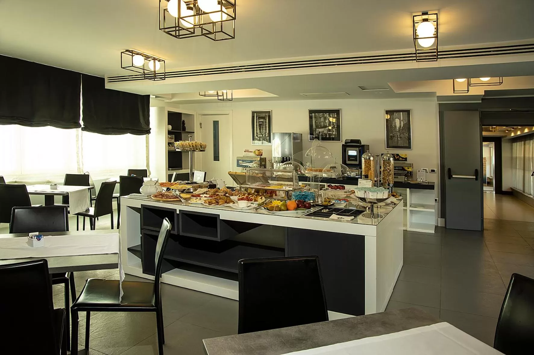 Buffet breakfast in Best Western JFK Hotel