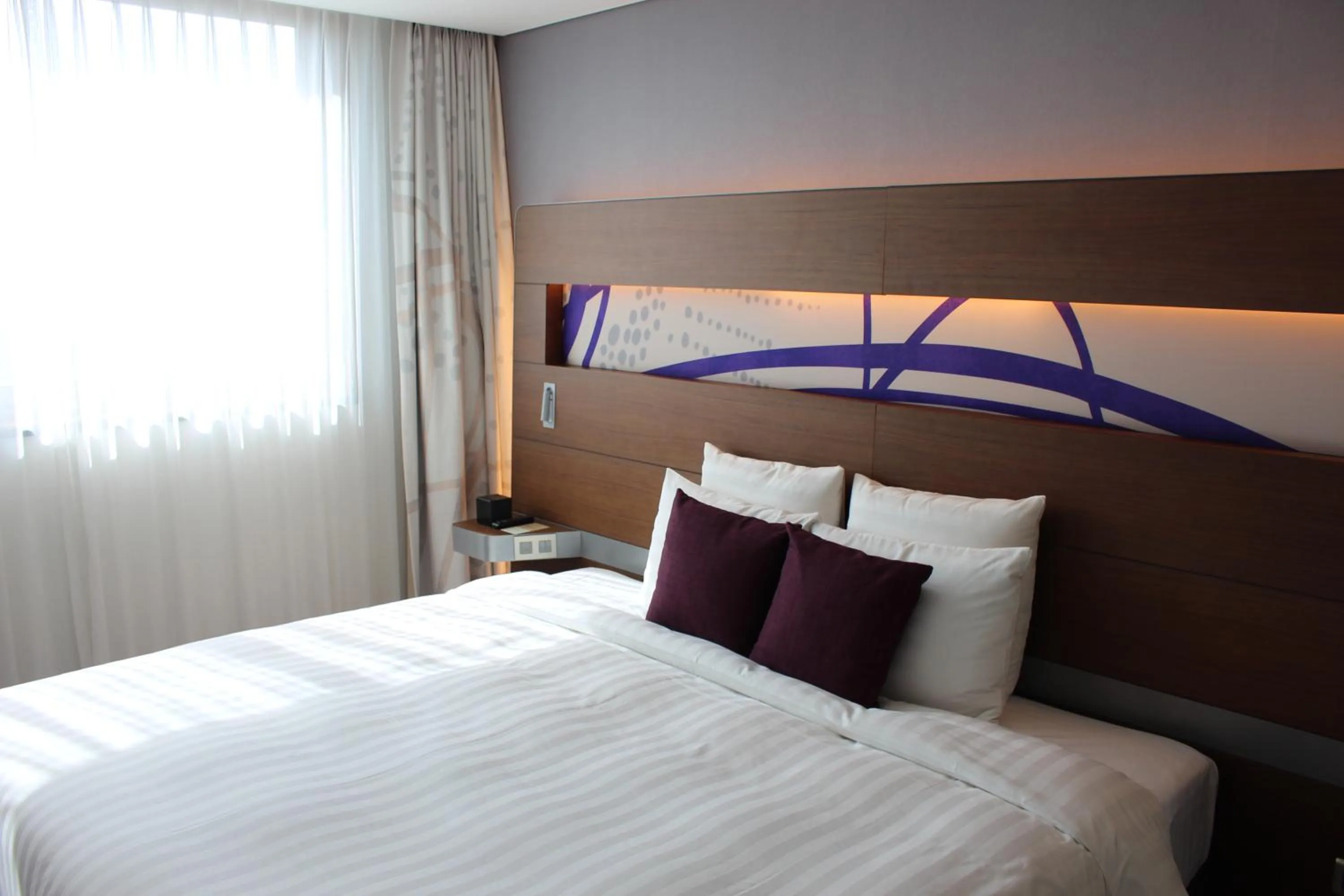 Photo of the whole room, Bed in Novotel Ambassador Suwon