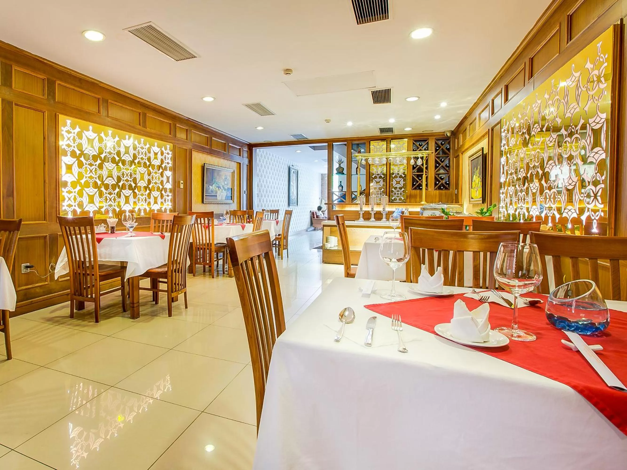 Restaurant/Places to Eat in Emerald Boutique Hotel