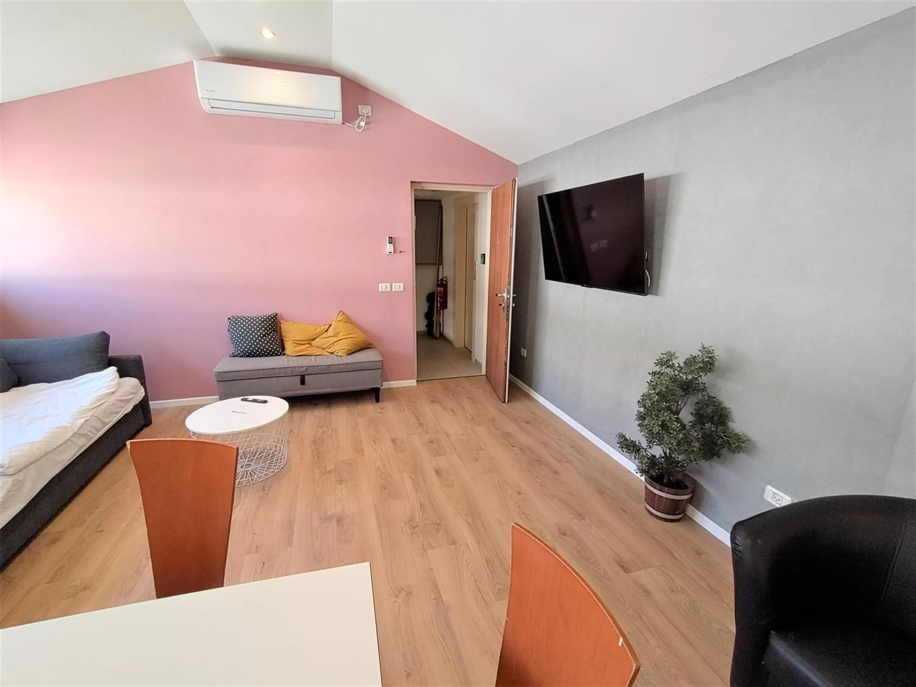 Living room, TV/Entertainment Center in Jacobs Suites