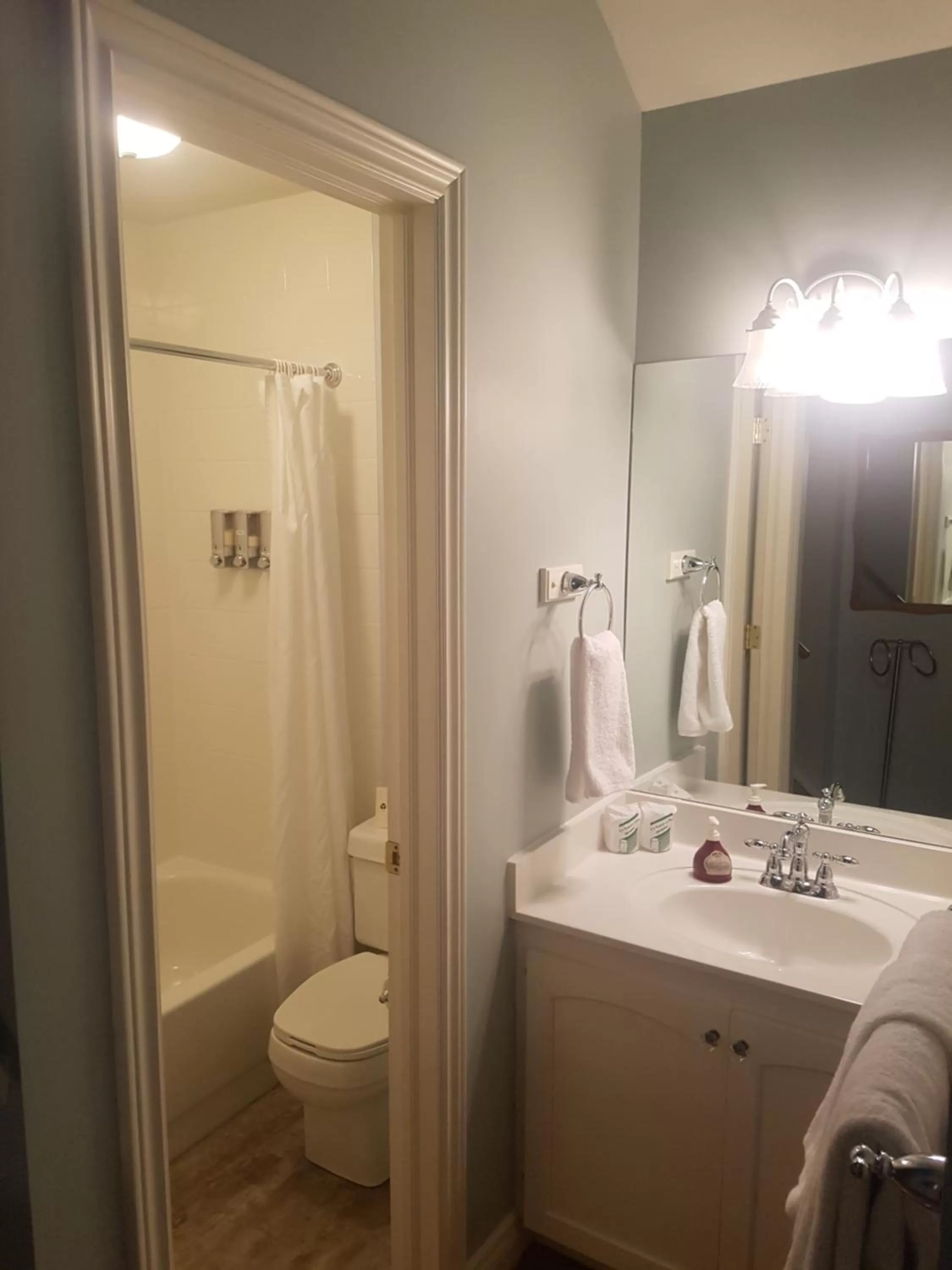 Bathroom in Lady MacDonald Country Inn