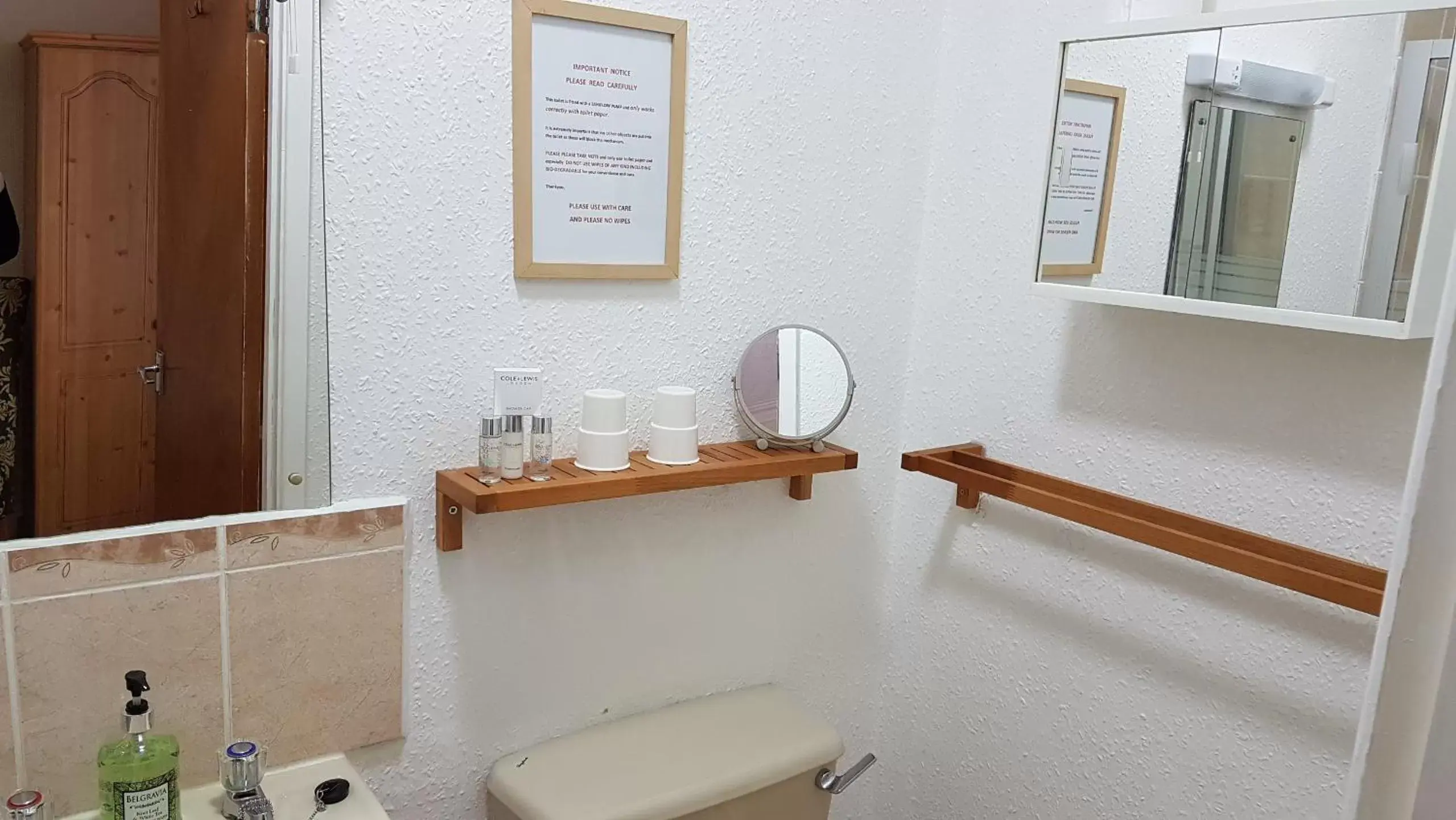 Twin Room with Shower in Agar House Twin Room with Shower in Agar House