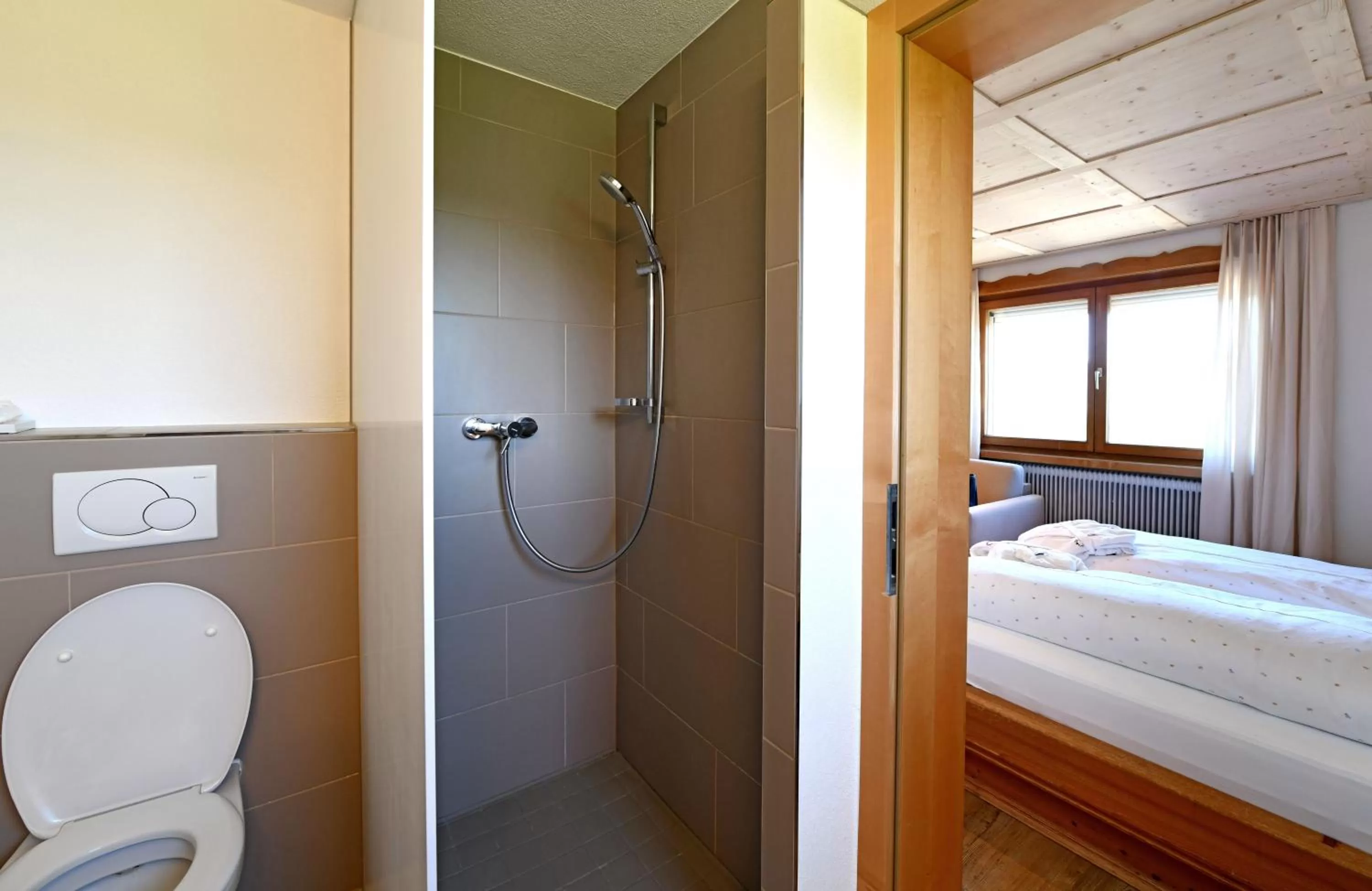 Bathroom, Bed in Hotel St Hubertus