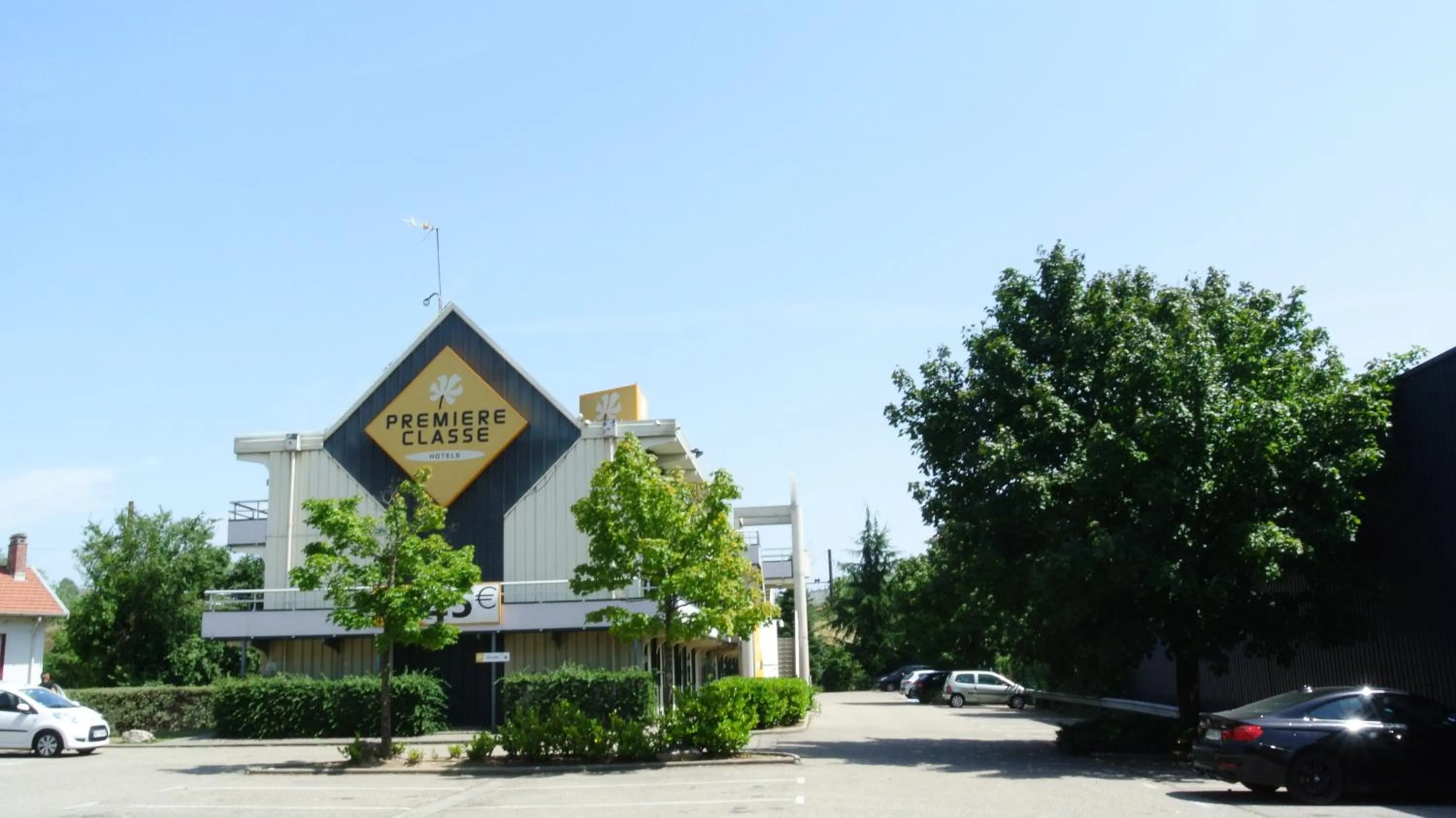 Facade/entrance in Premiere Classe Lyon Sud - Chasse Sur Rhône