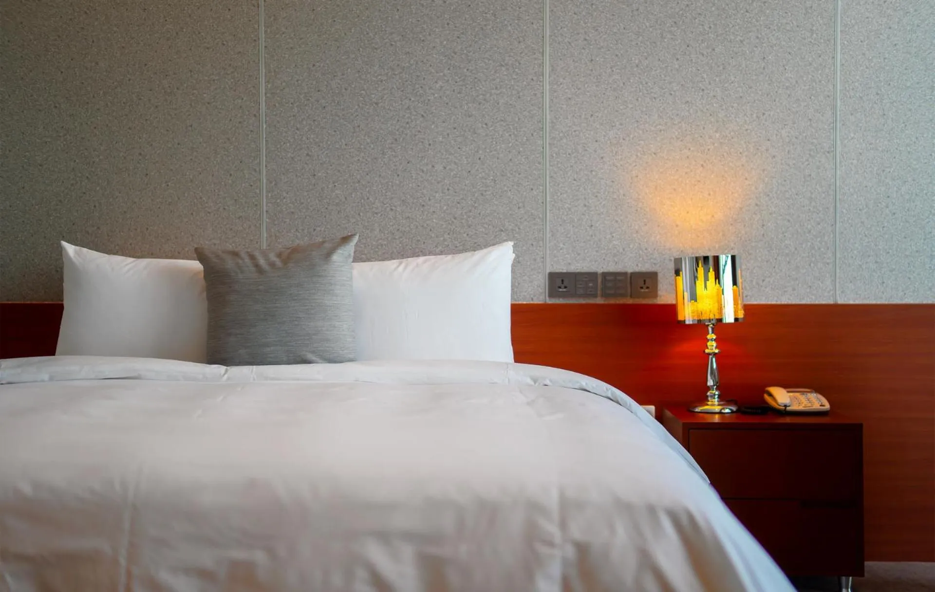 [5th Anniversary PKG] Deluxe King Room with Full Ocean View - Pool Accesses for 4 + 2 Draft Beers + Coffee Tree 10% discount + Fitness Center access in Hotel JCS Yeosu